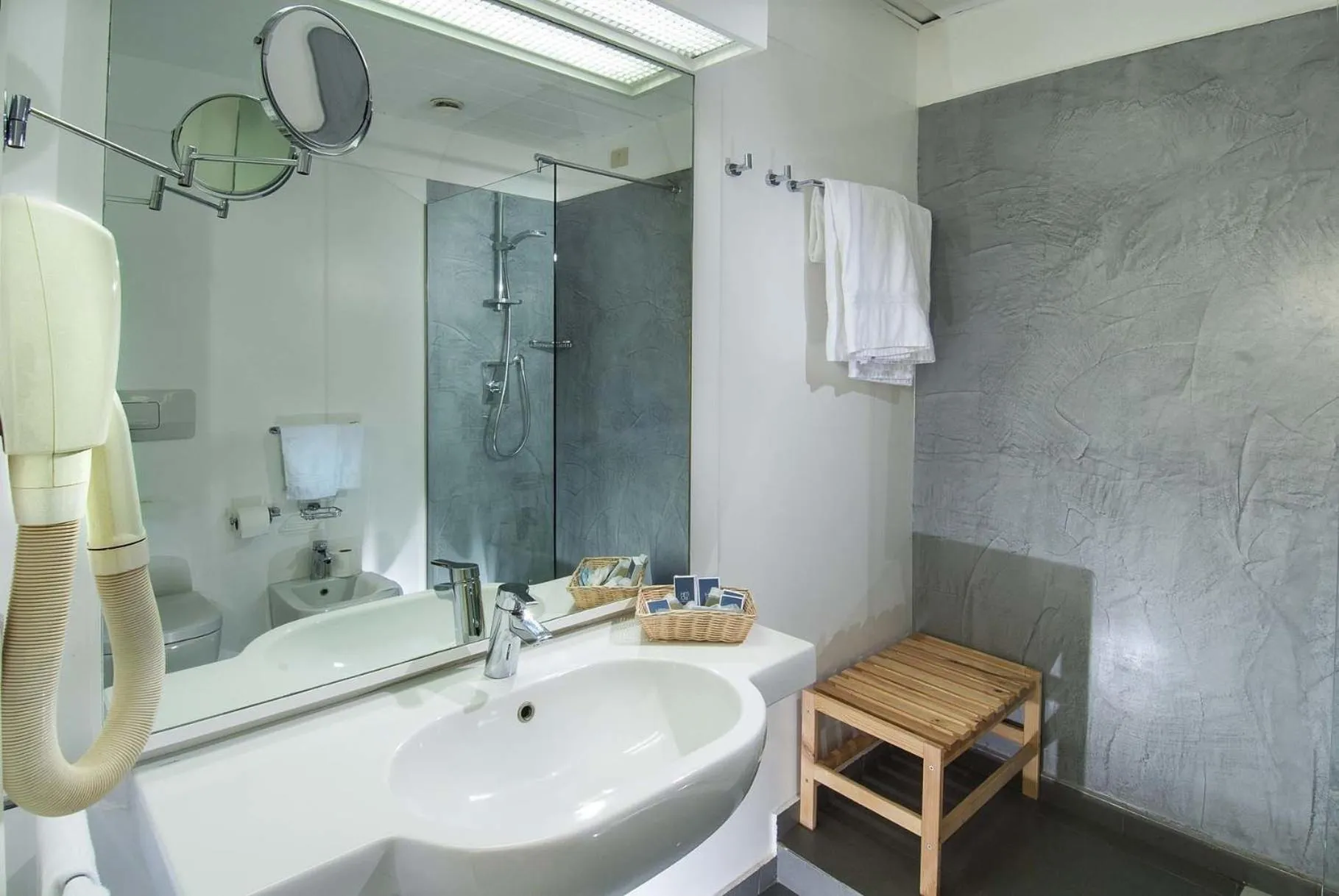 Shower in Hotel Mediterraneo