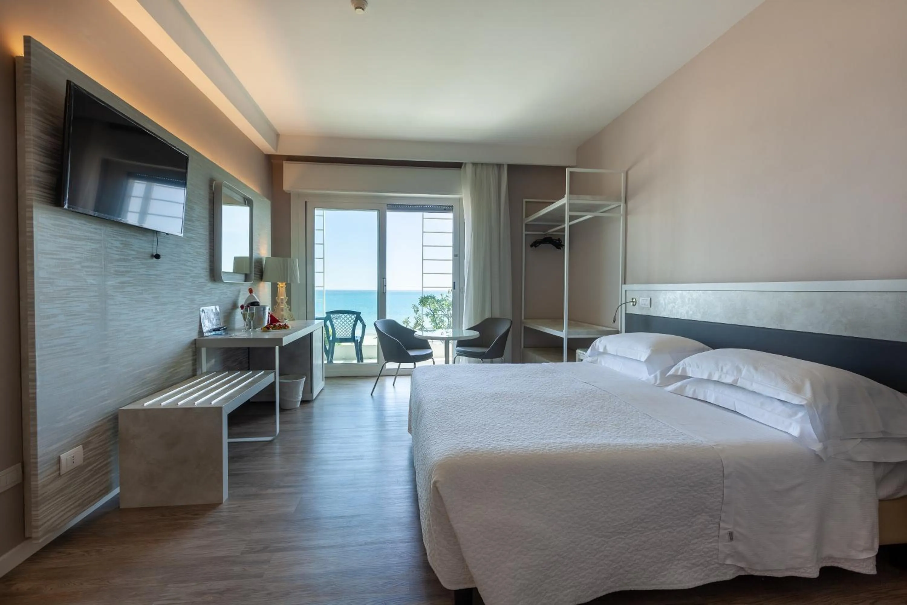 Sea view, Bed in Hotel Mediterraneo