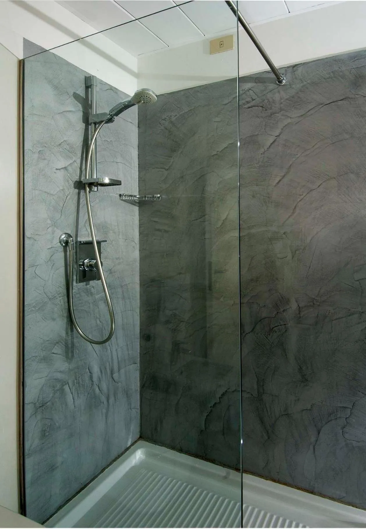 Shower in Hotel Mediterraneo