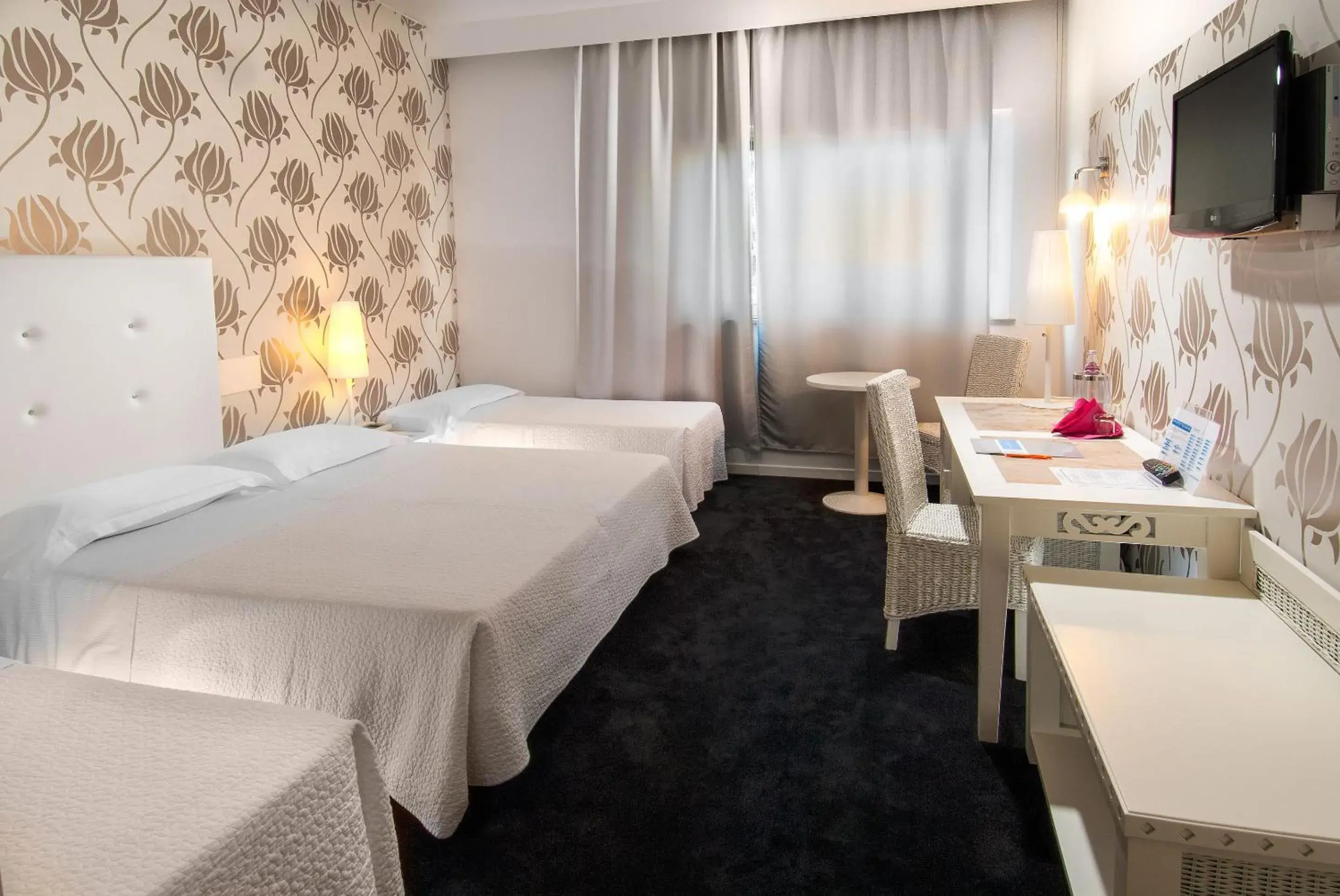 Quadruple Room with Street View in Hotel Mediterraneo Quadruple Room with Street View in Hotel Mediterraneo