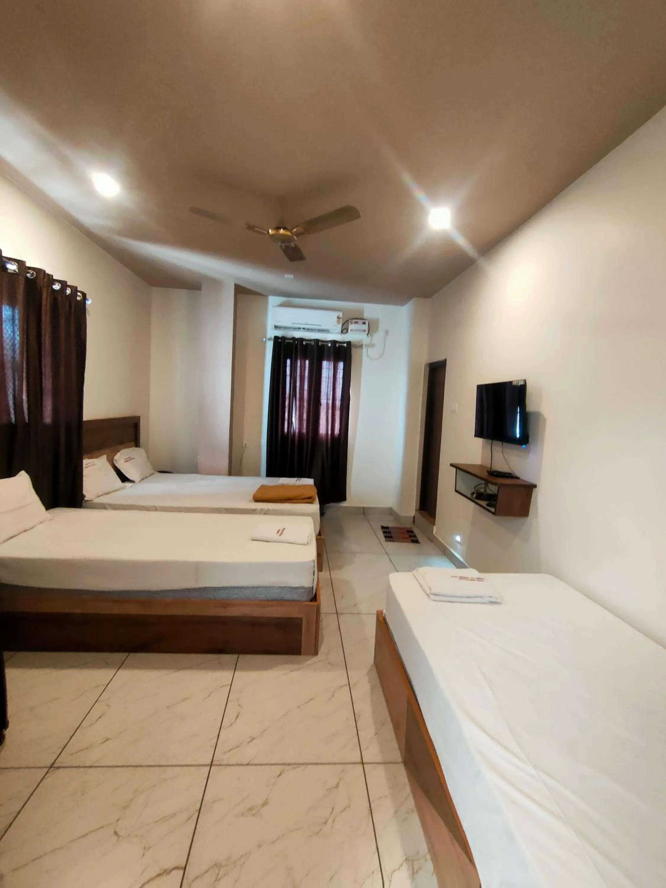 Bed in Srirathna Temple View Inn