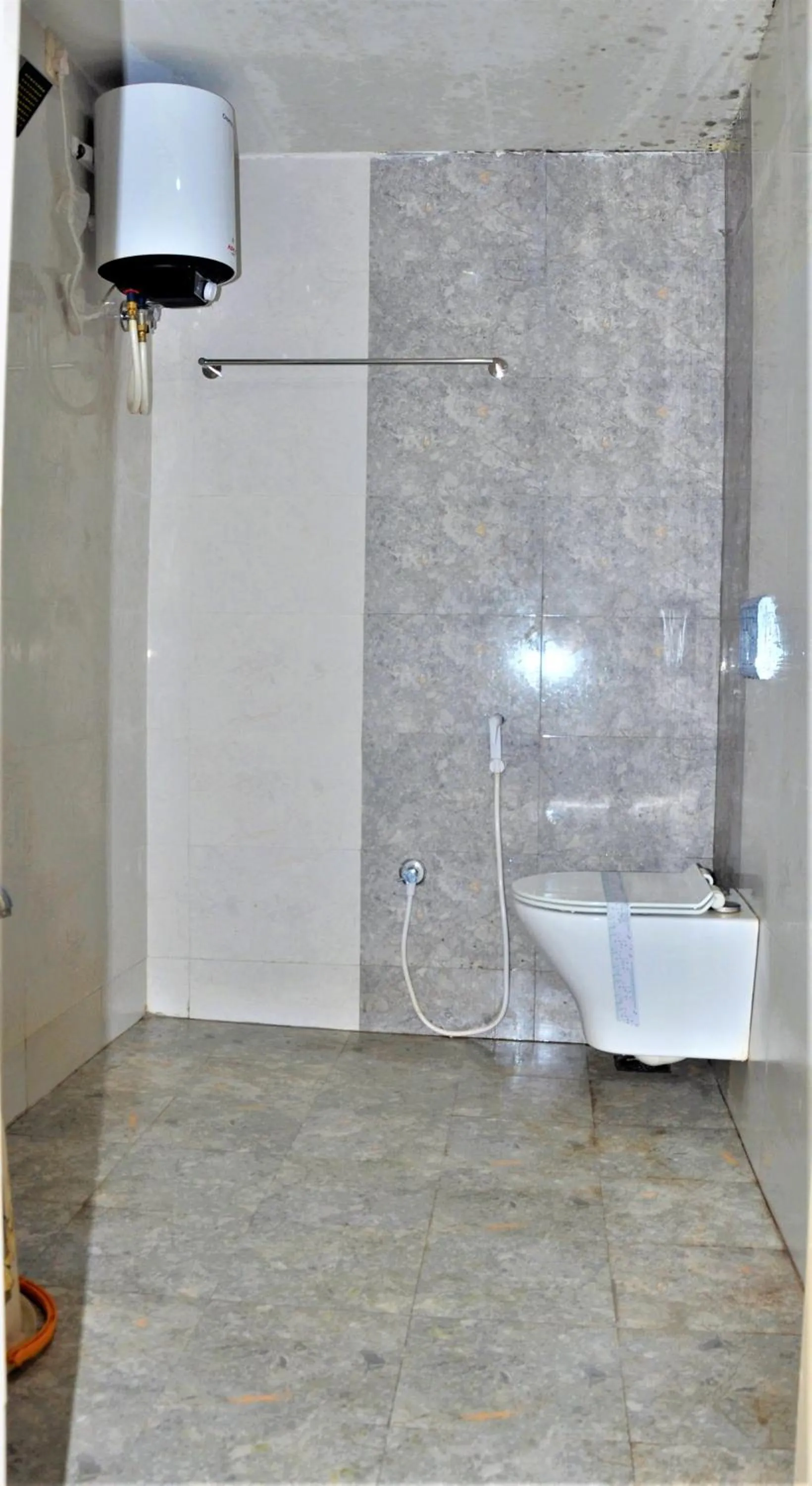 Shower in Srirathna Temple View Inn