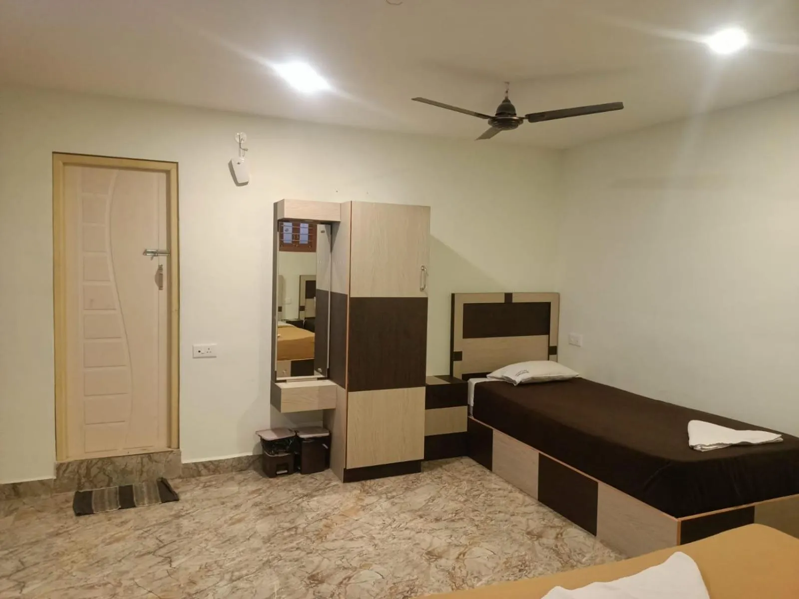 Bed in Srirathna Temple View Inn