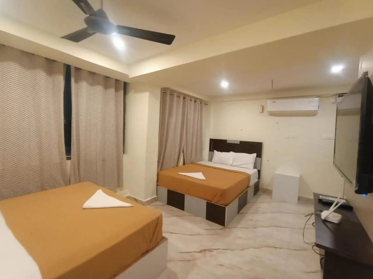 Bed in Srirathna Temple View Inn