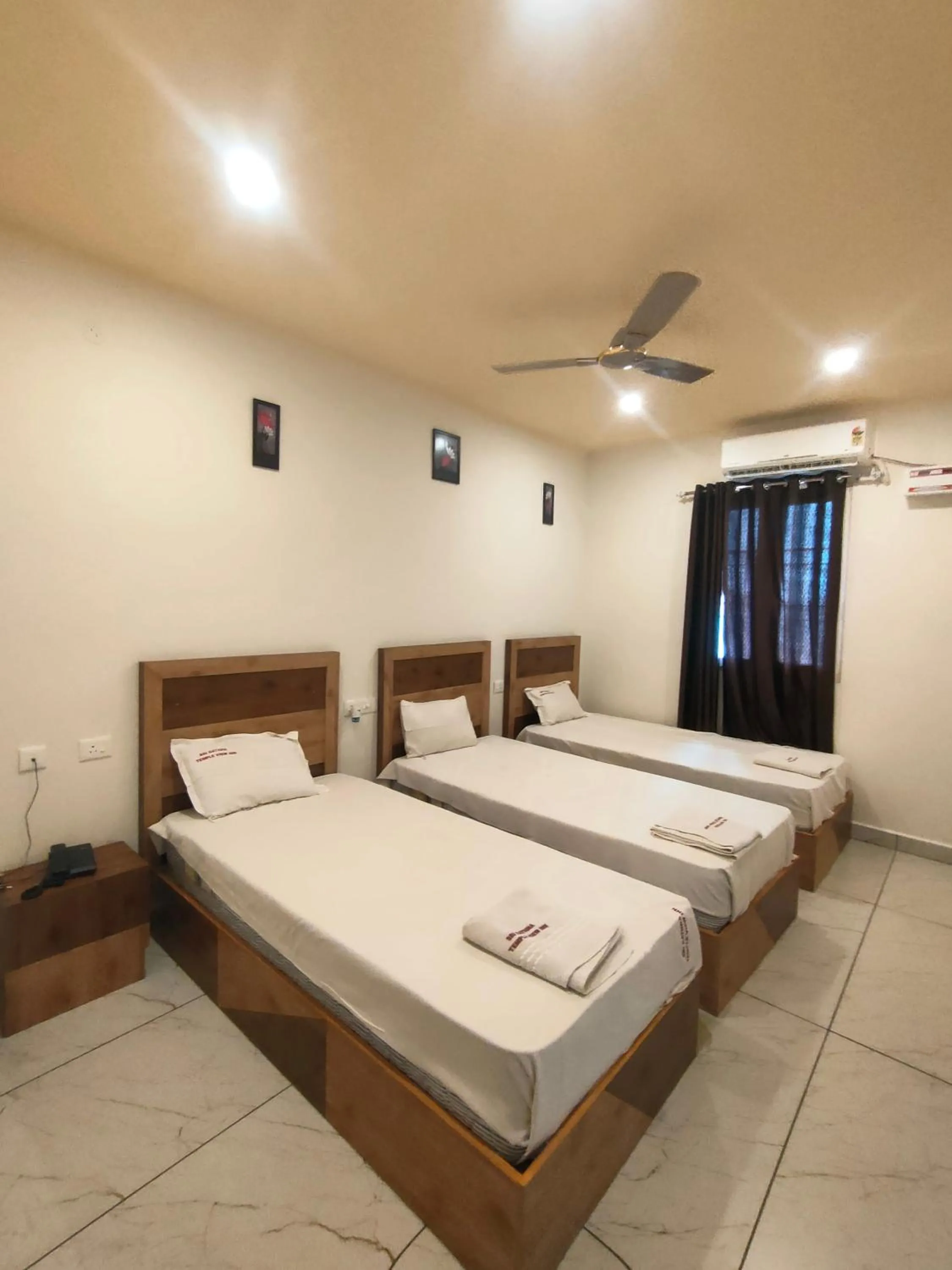 Bed in Srirathna Temple View Inn