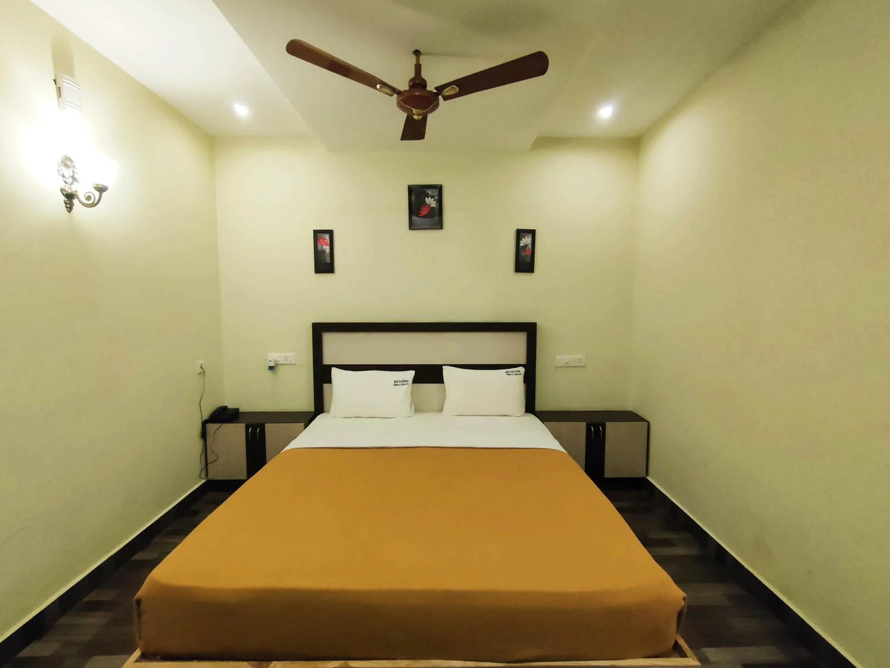 Bed in Srirathna Temple View Inn