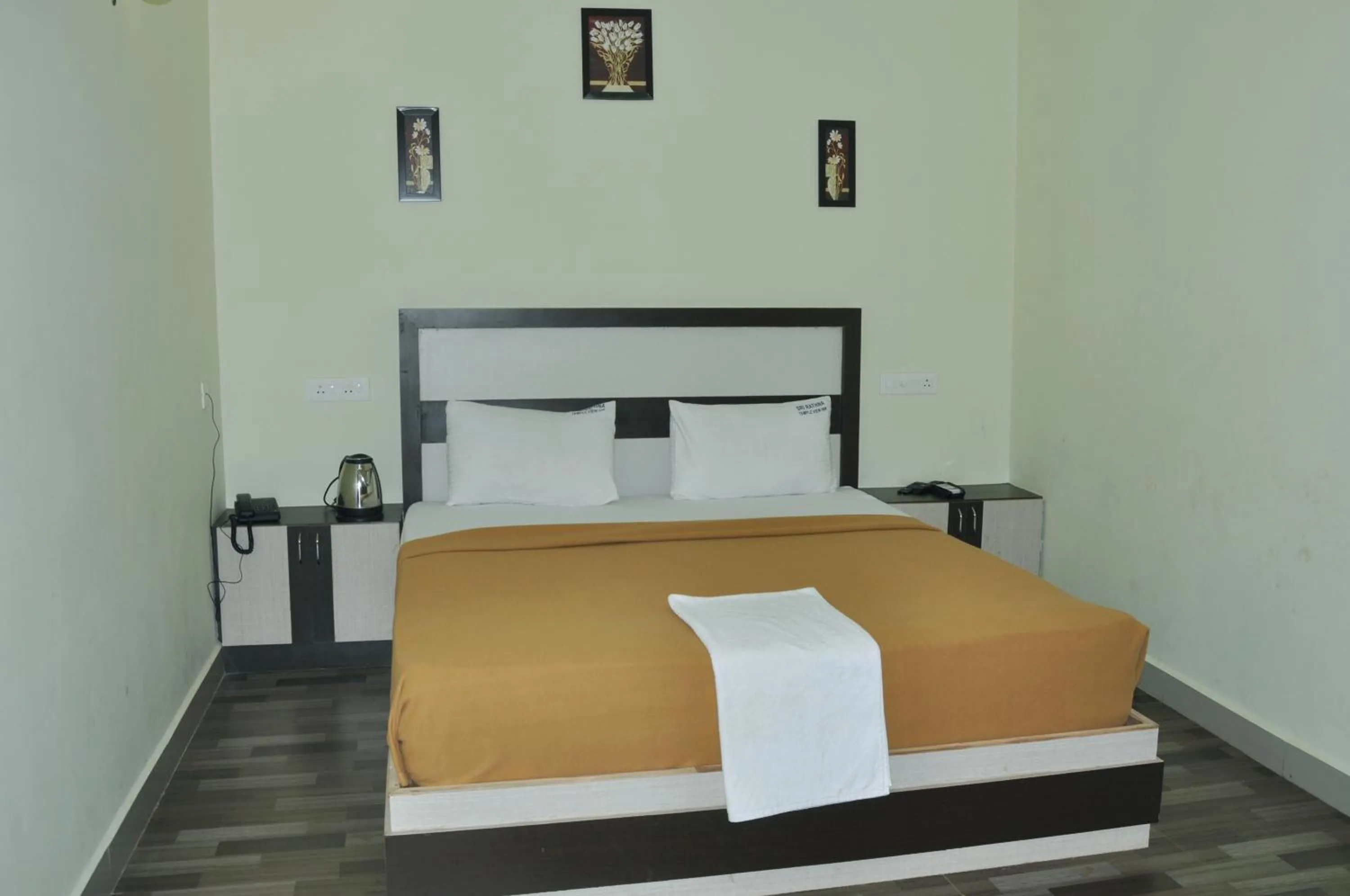 Bed in Srirathna Temple View Inn