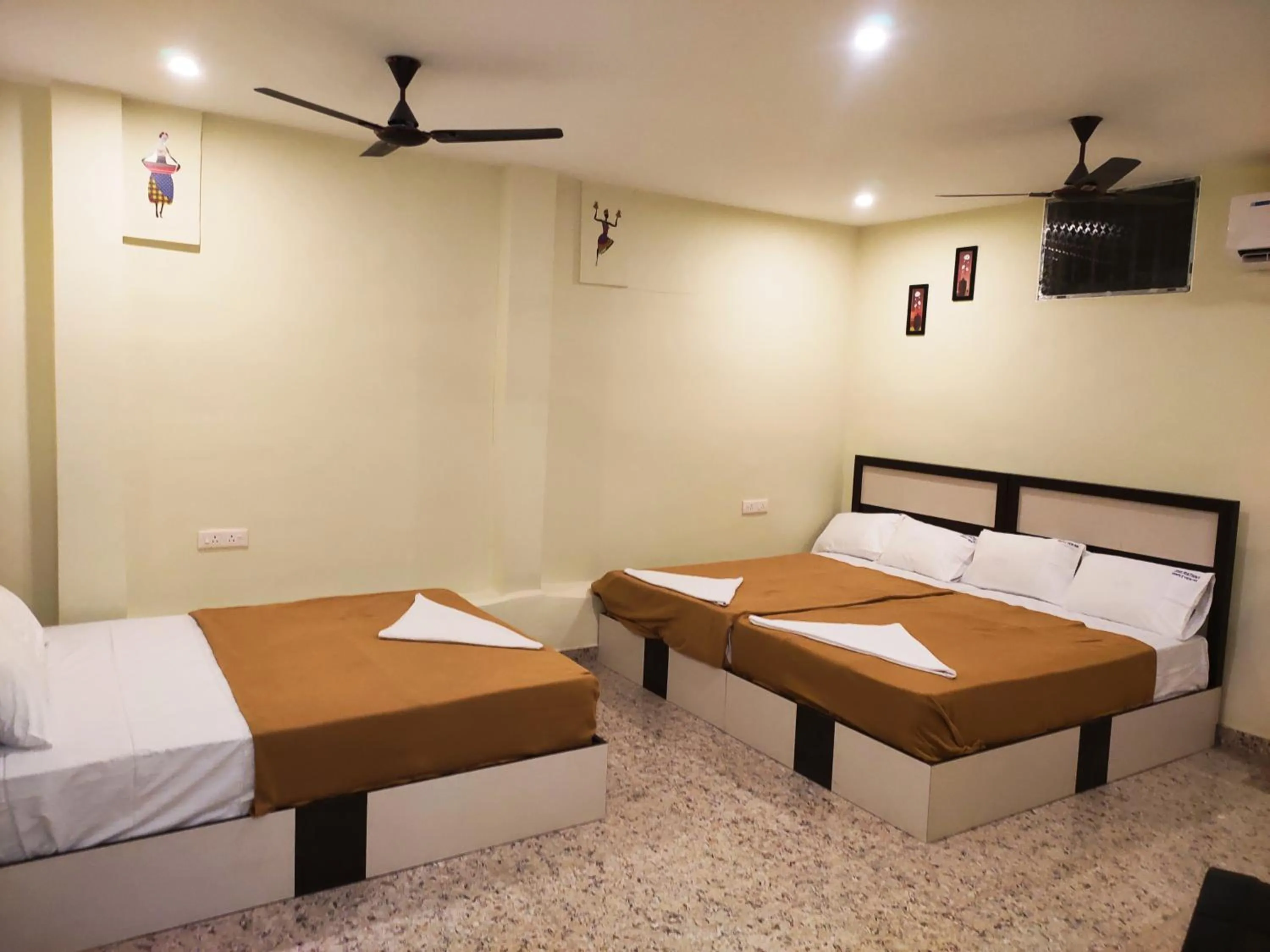 Bed in Srirathna Temple View Inn