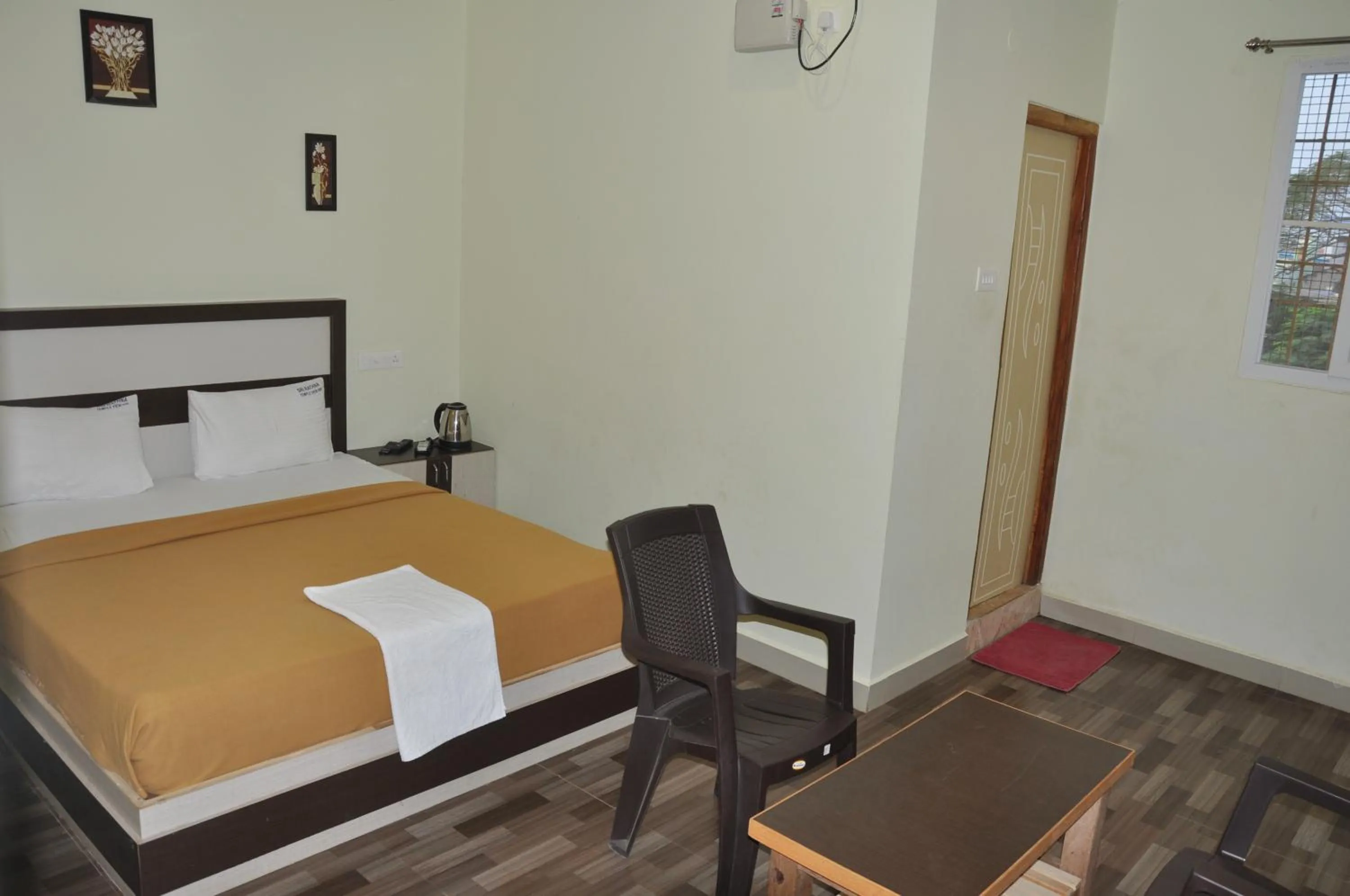 Bed in Srirathna Temple View Inn