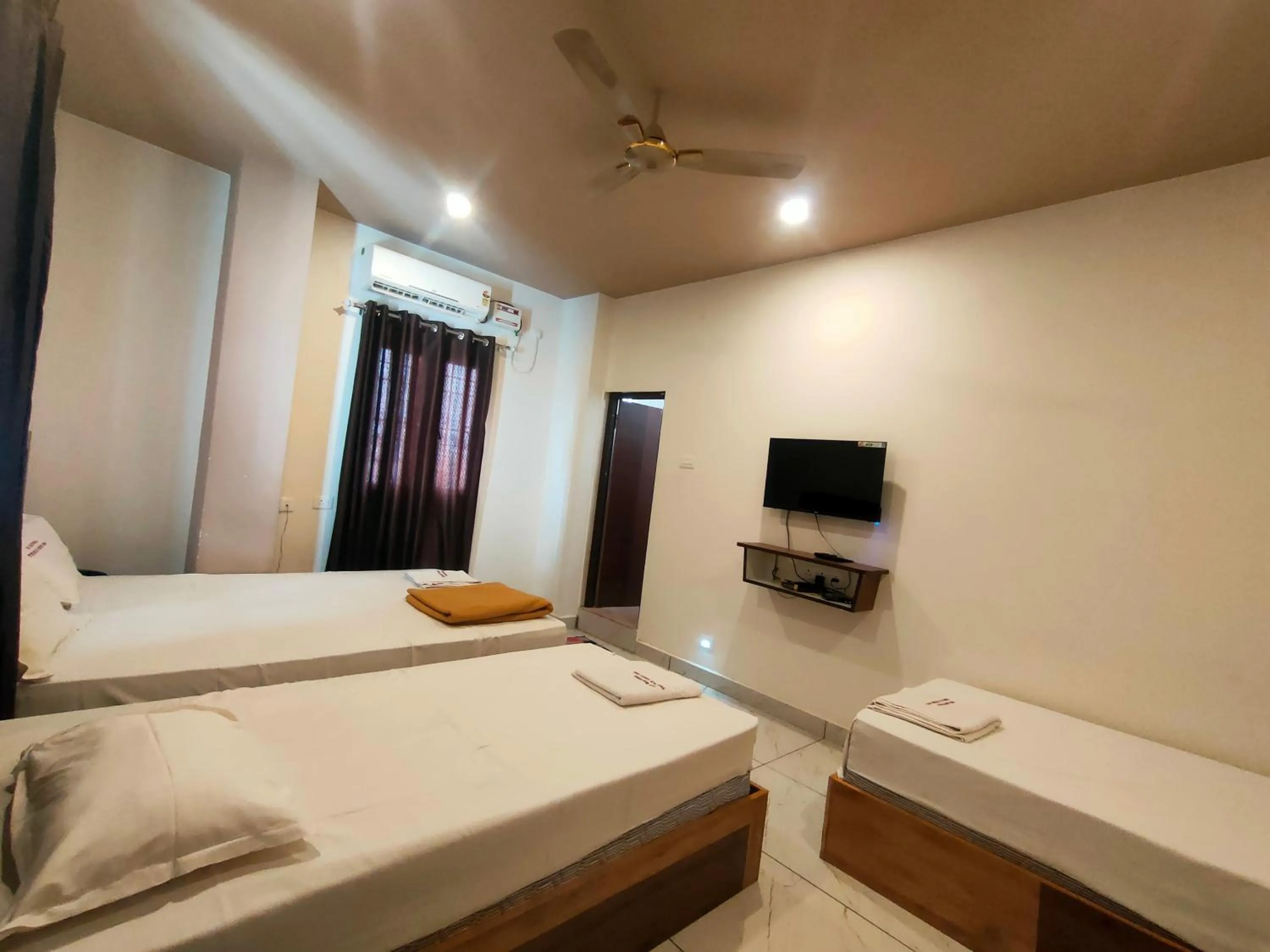 Bed in Srirathna Temple View Inn