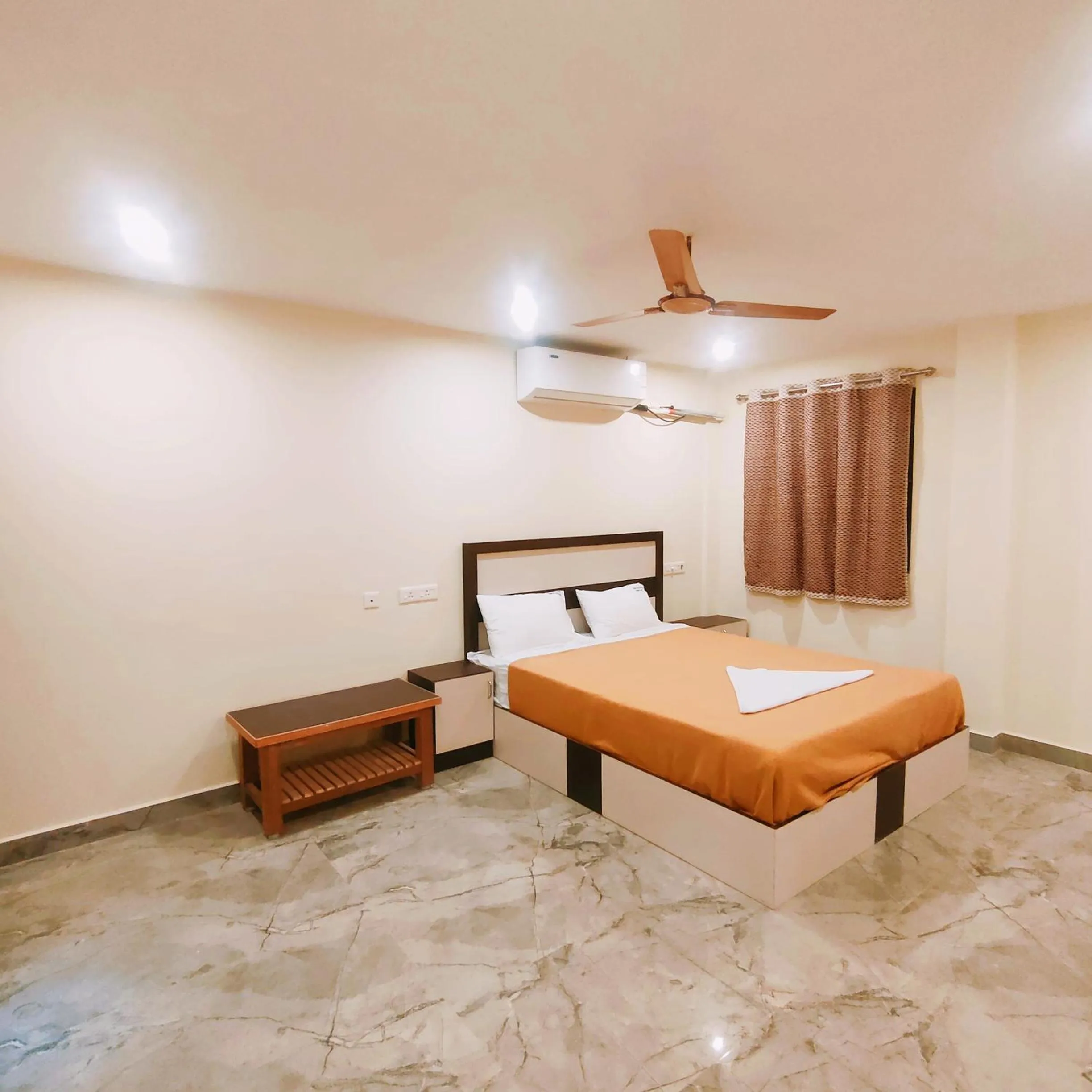 Bed in Srirathna Temple View Inn