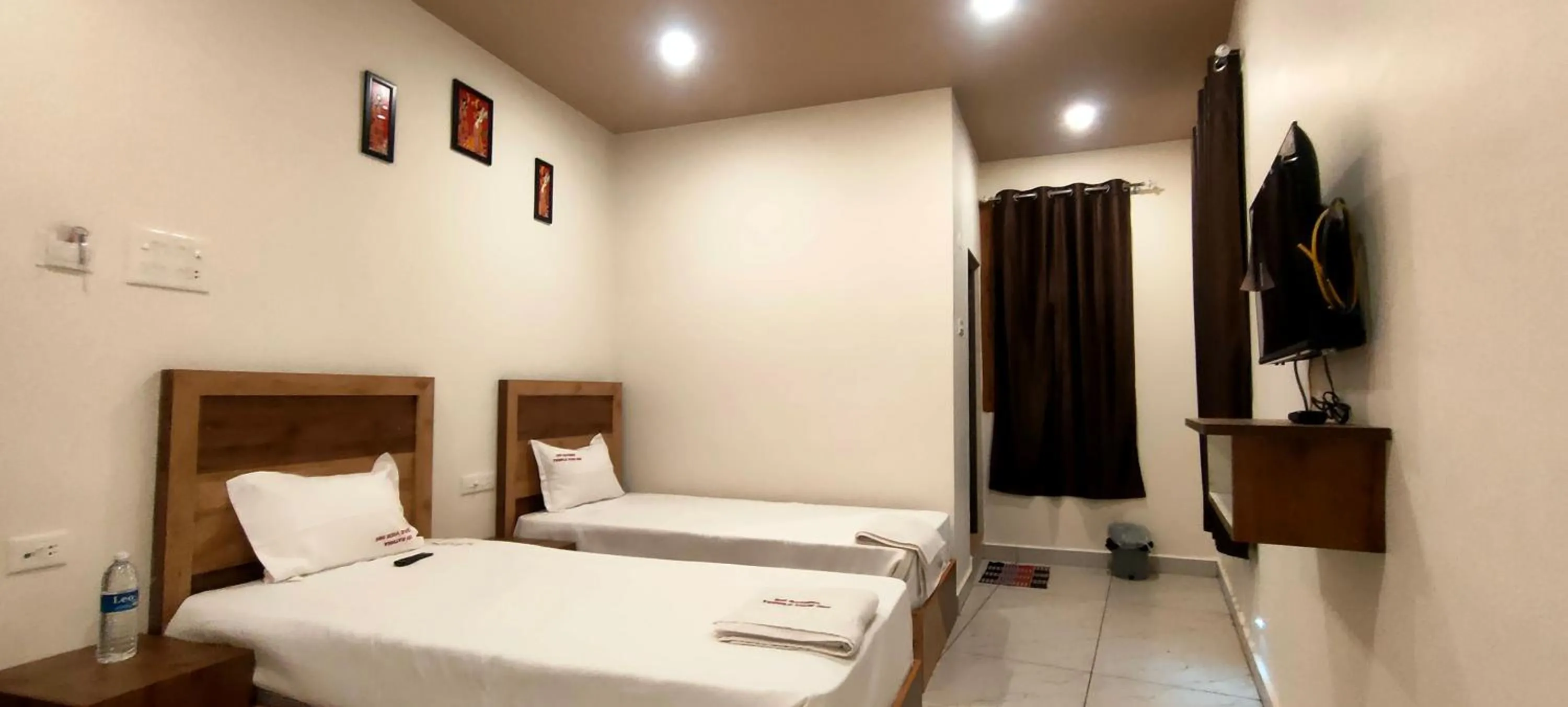 Bed in Srirathna Temple View Inn