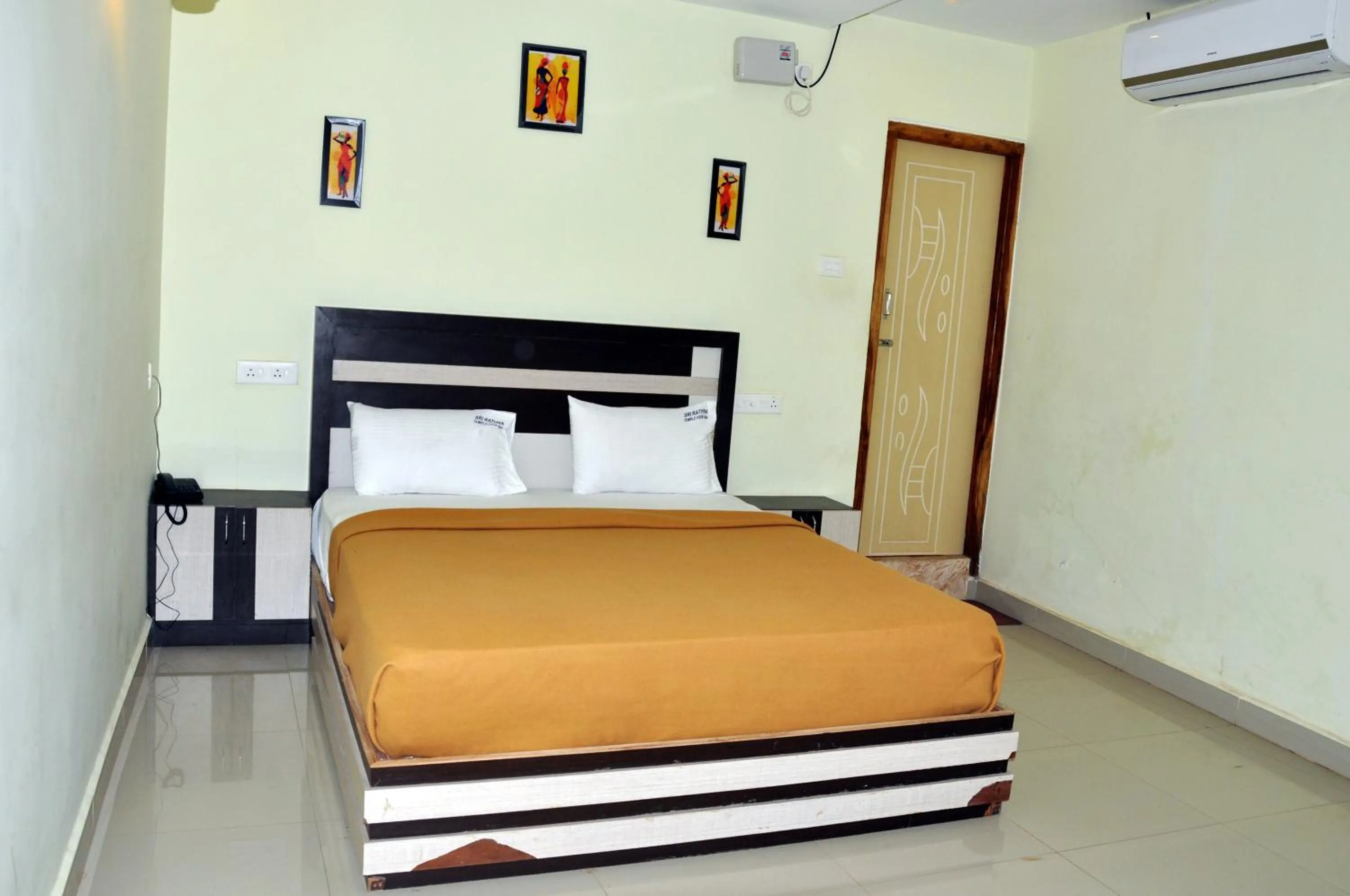 Bed in Srirathna Temple View Inn