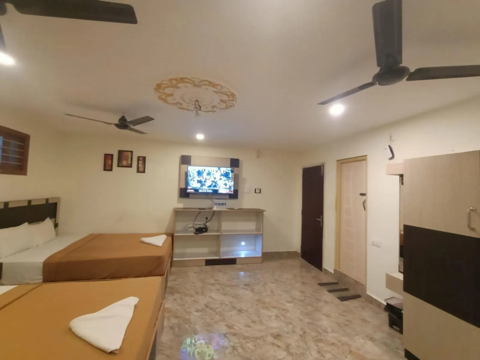 Bed in Srirathna Temple View Inn