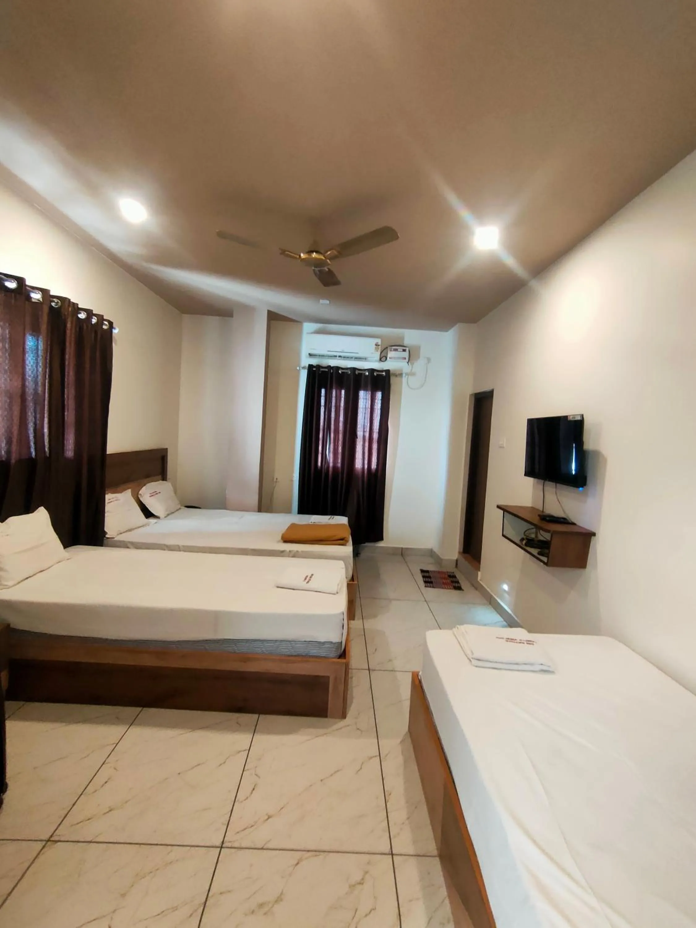 Bed in Srirathna Temple View Inn