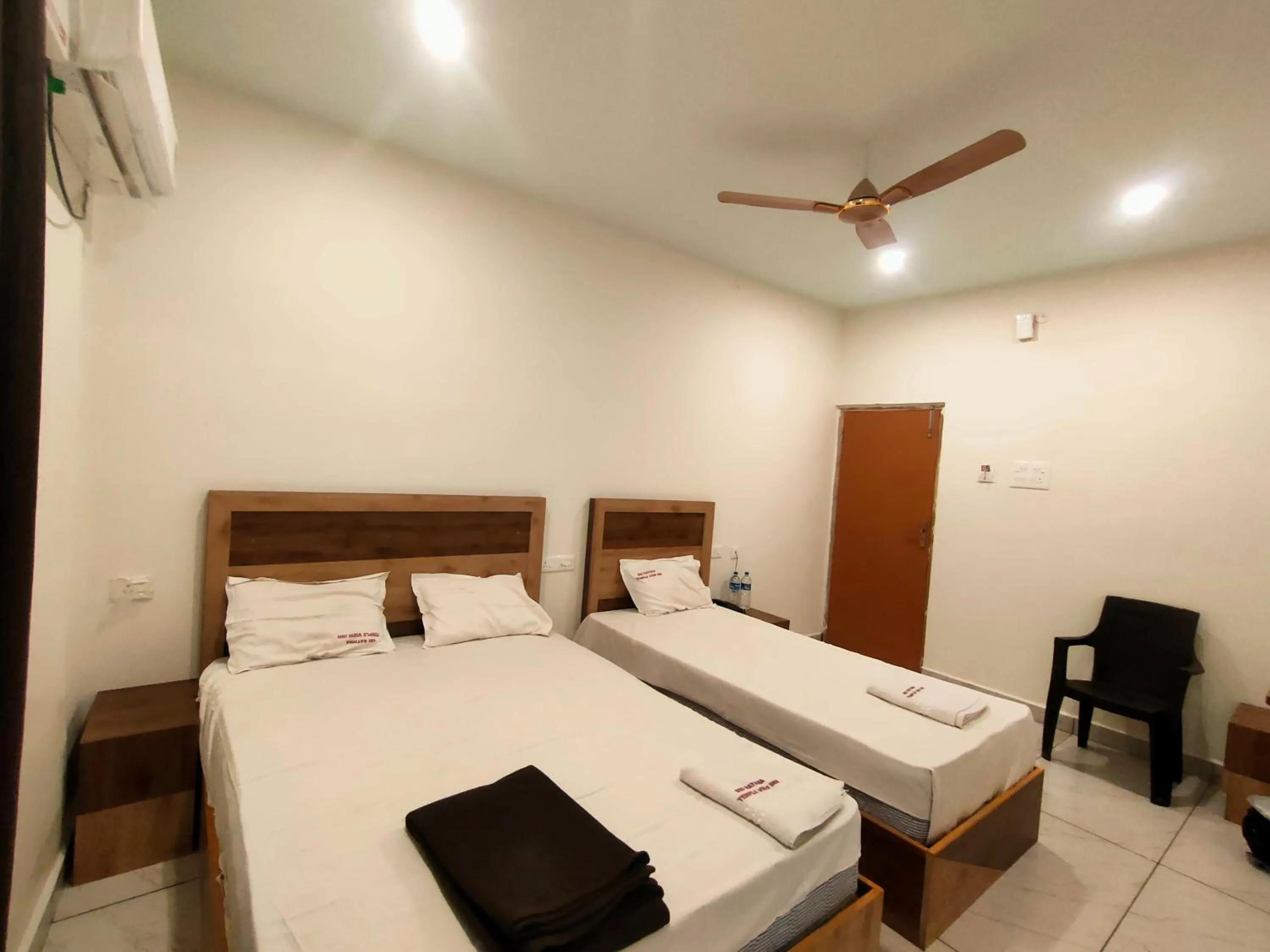 Bed in Srirathna Temple View Inn