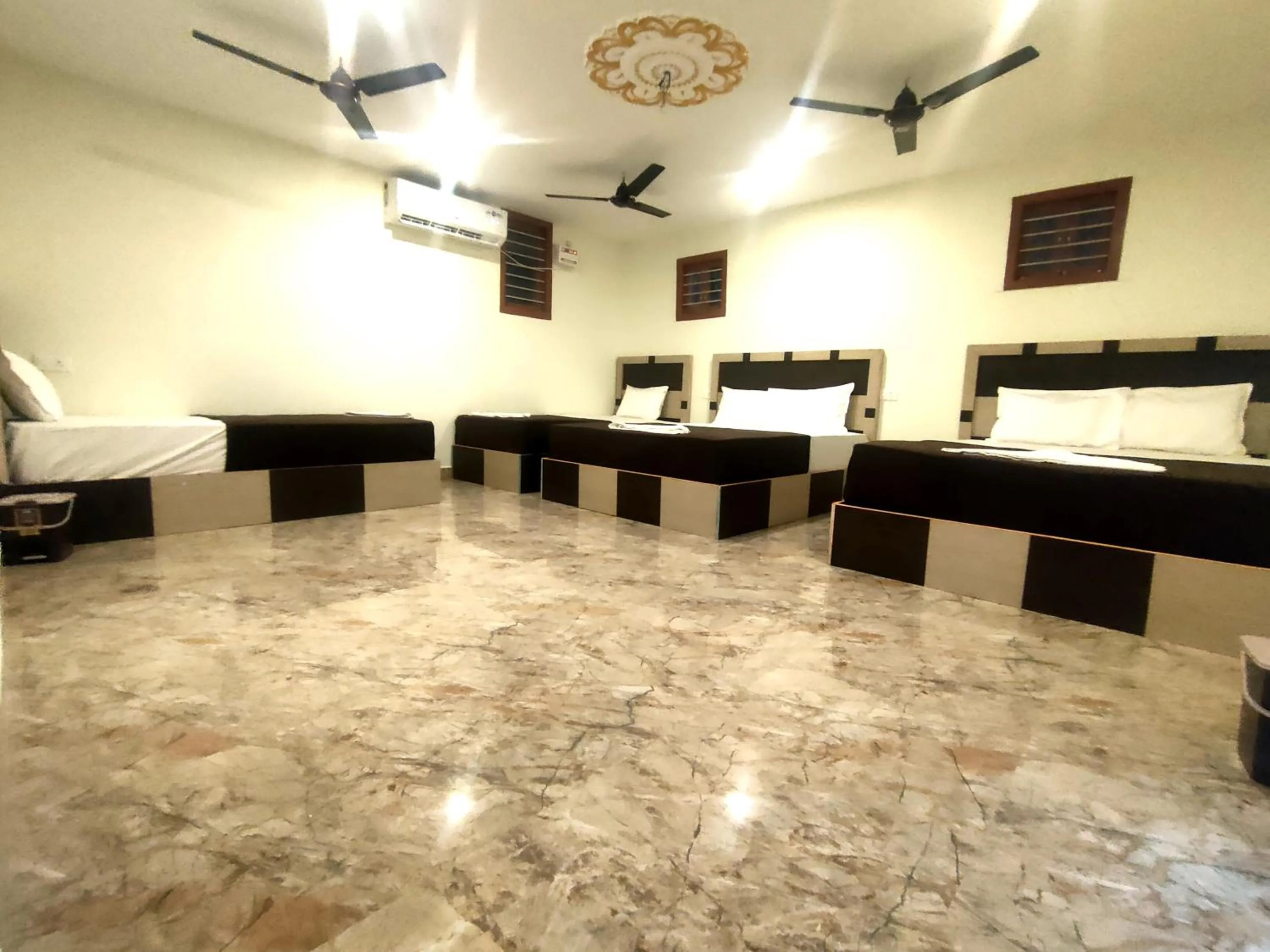 Srirathna Temple View Inn