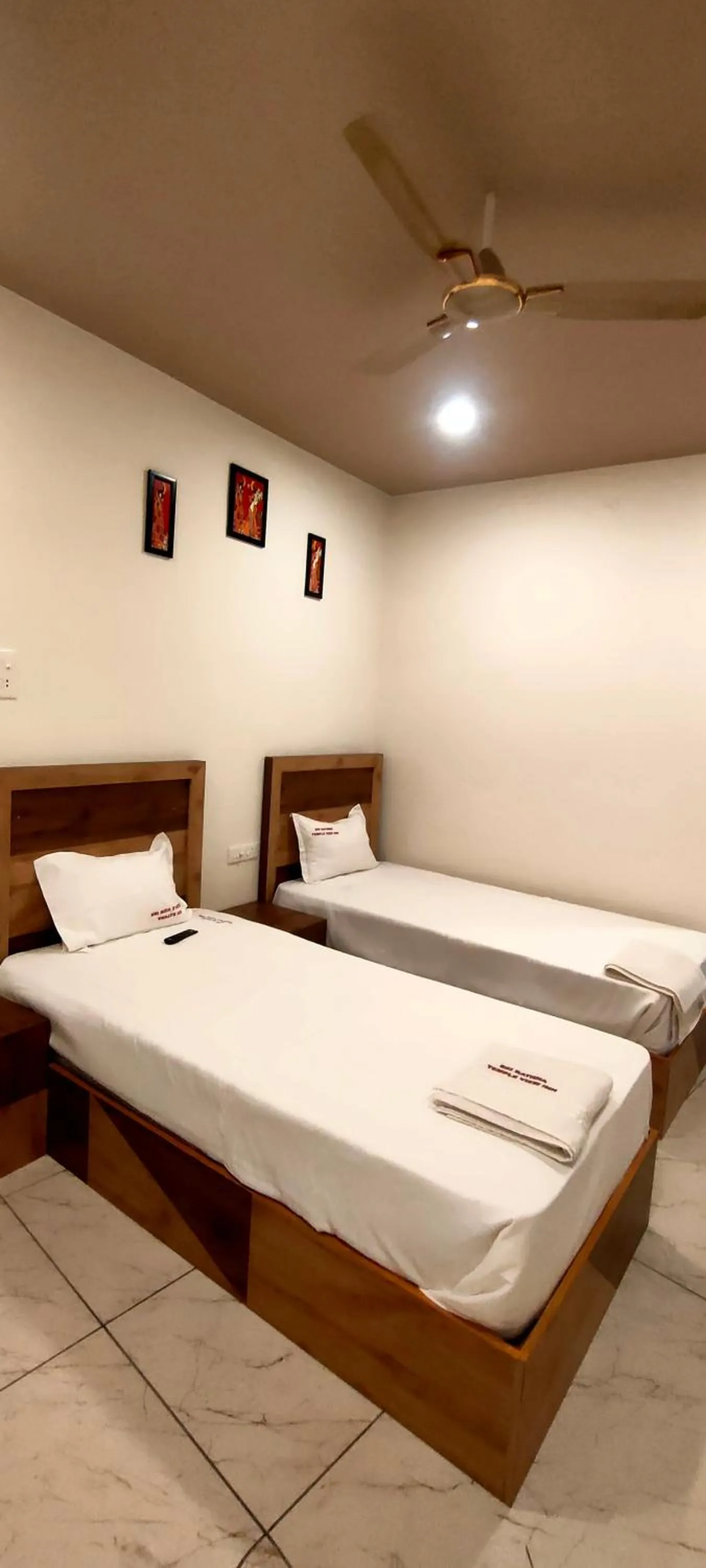 Bed in Srirathna Temple View Inn