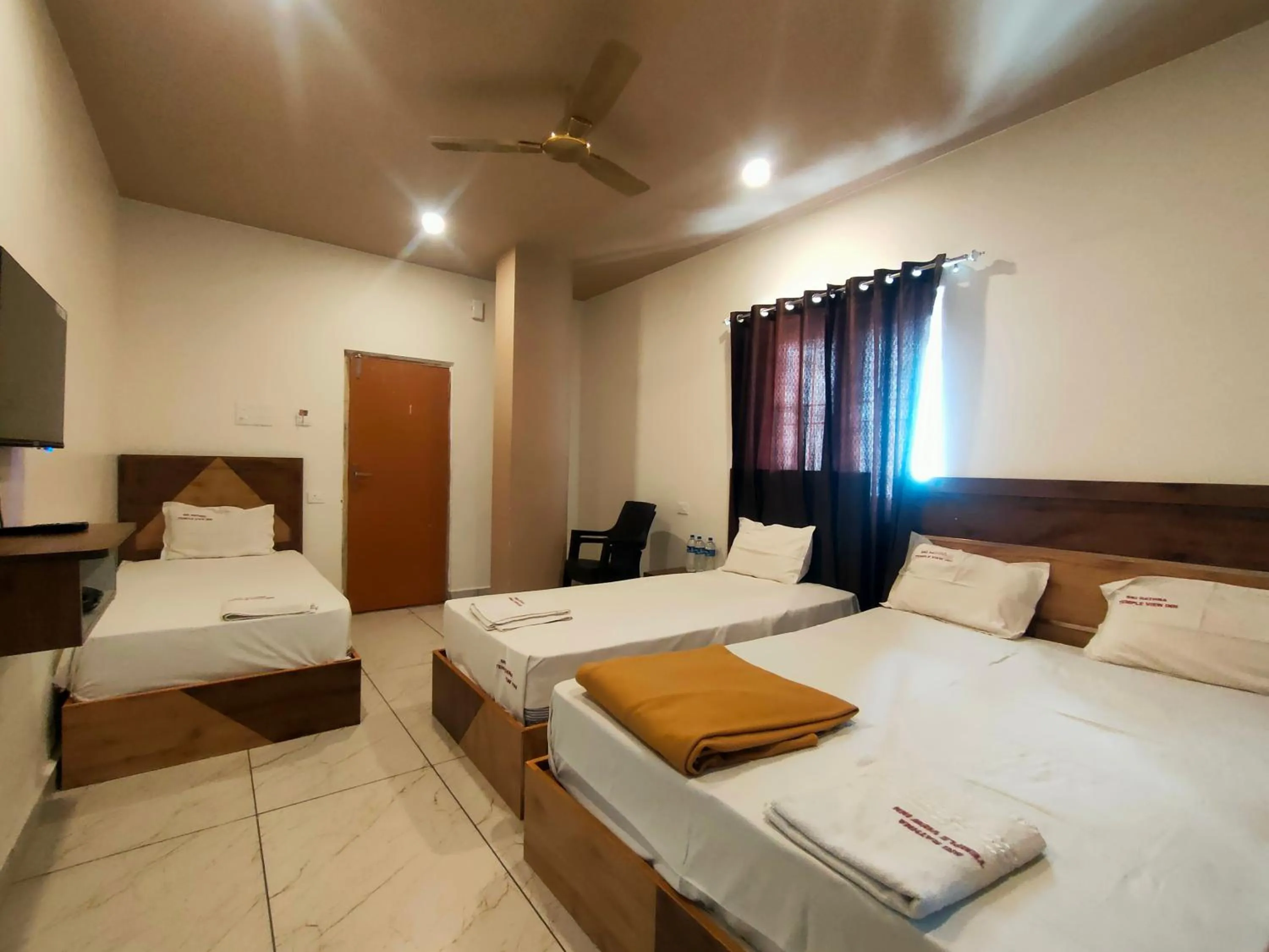 Bed in Srirathna Temple View Inn