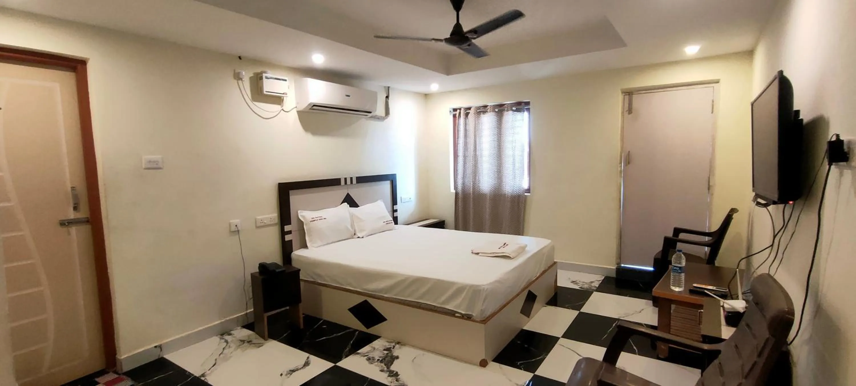 Bed in Srirathna Temple View Inn