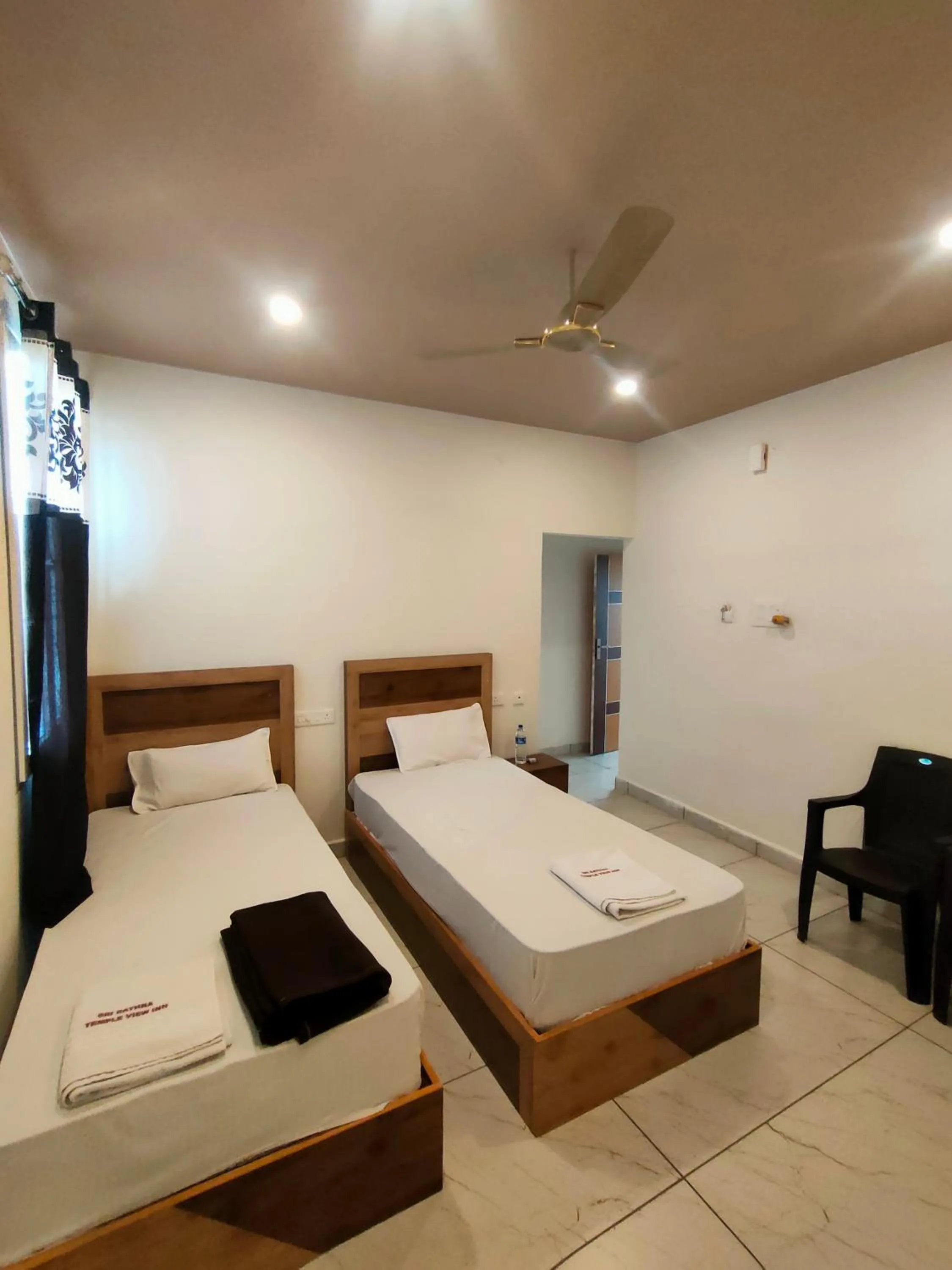 Bed in Srirathna Temple View Inn