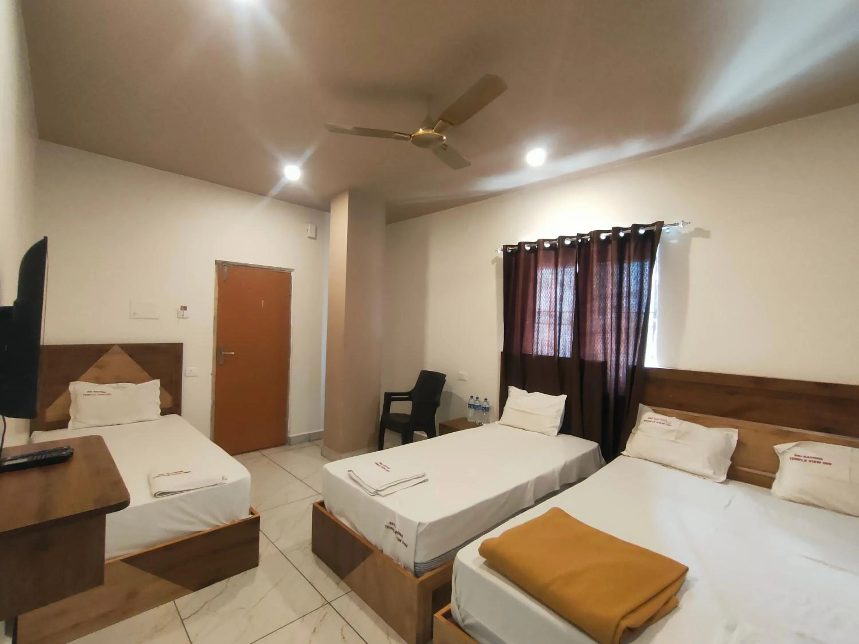 Bed in Srirathna Temple View Inn