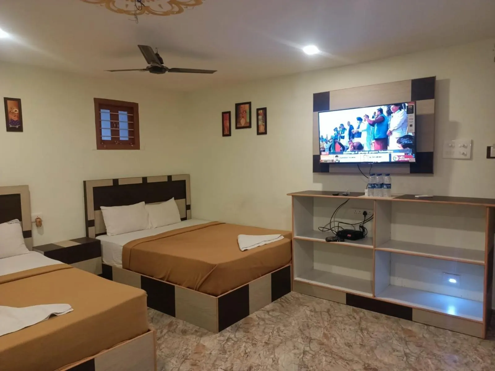 Bed in Srirathna Temple View Inn