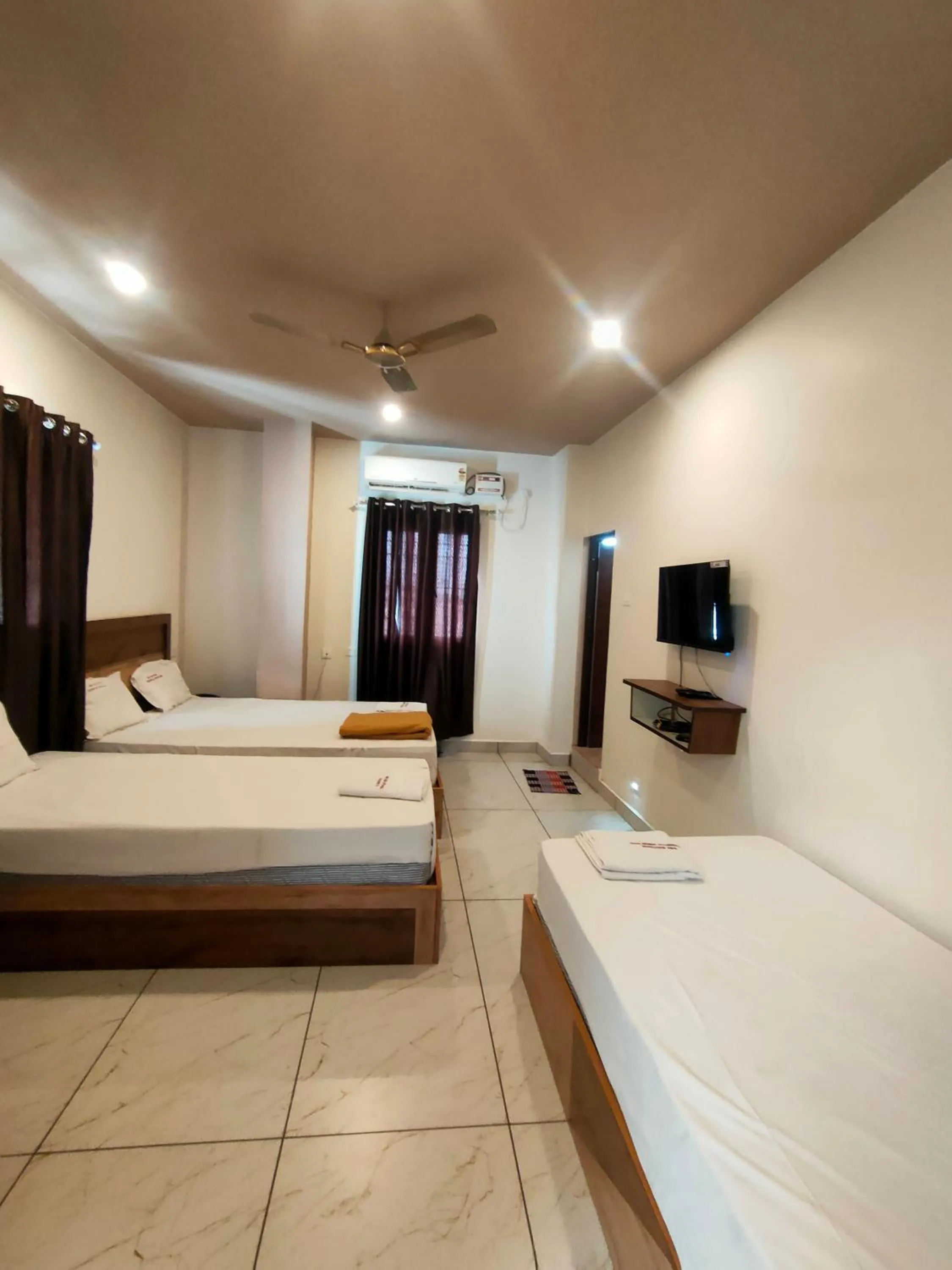 Bed in Srirathna Temple View Inn