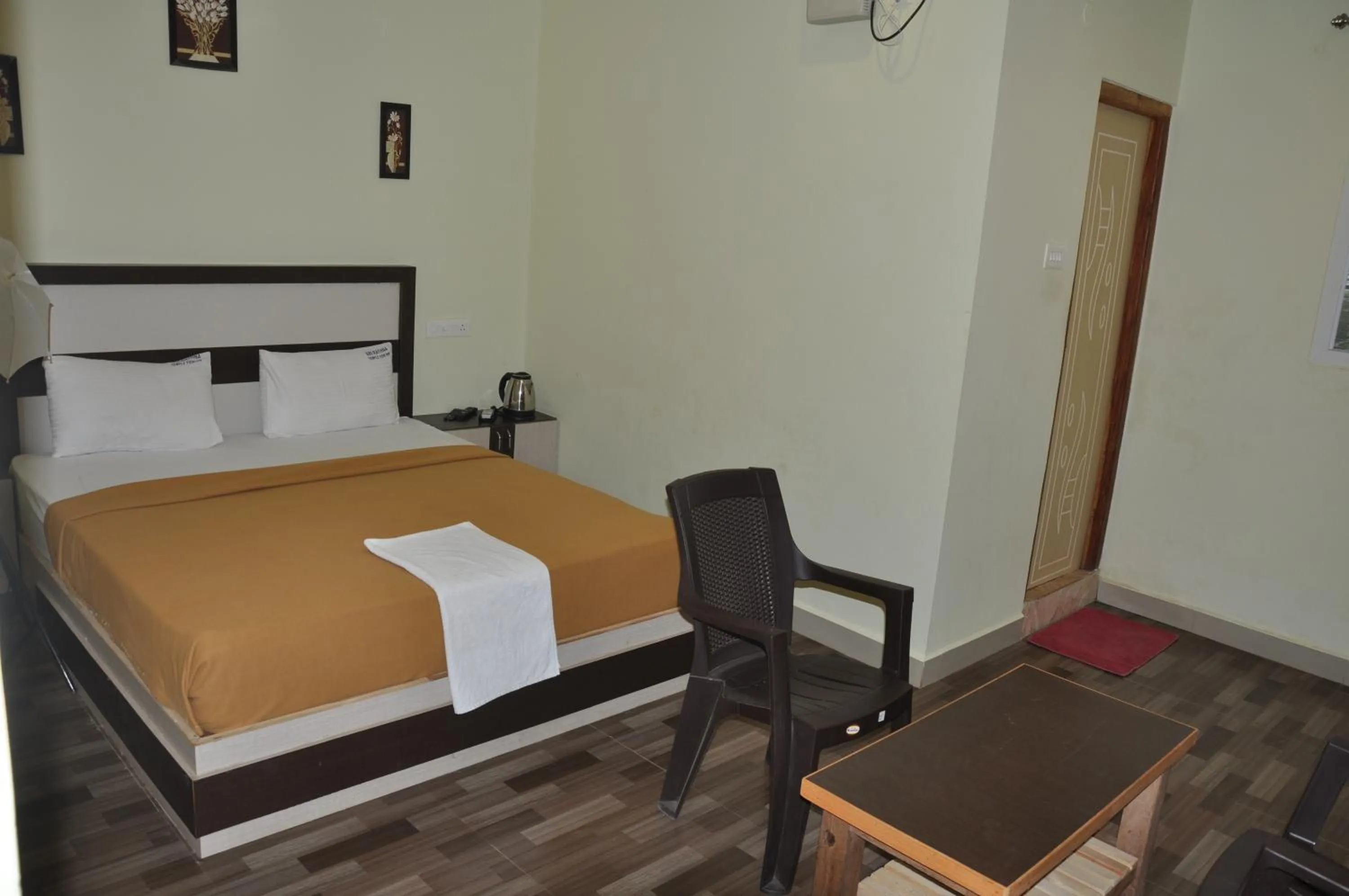 Bed in Srirathna Temple View Inn