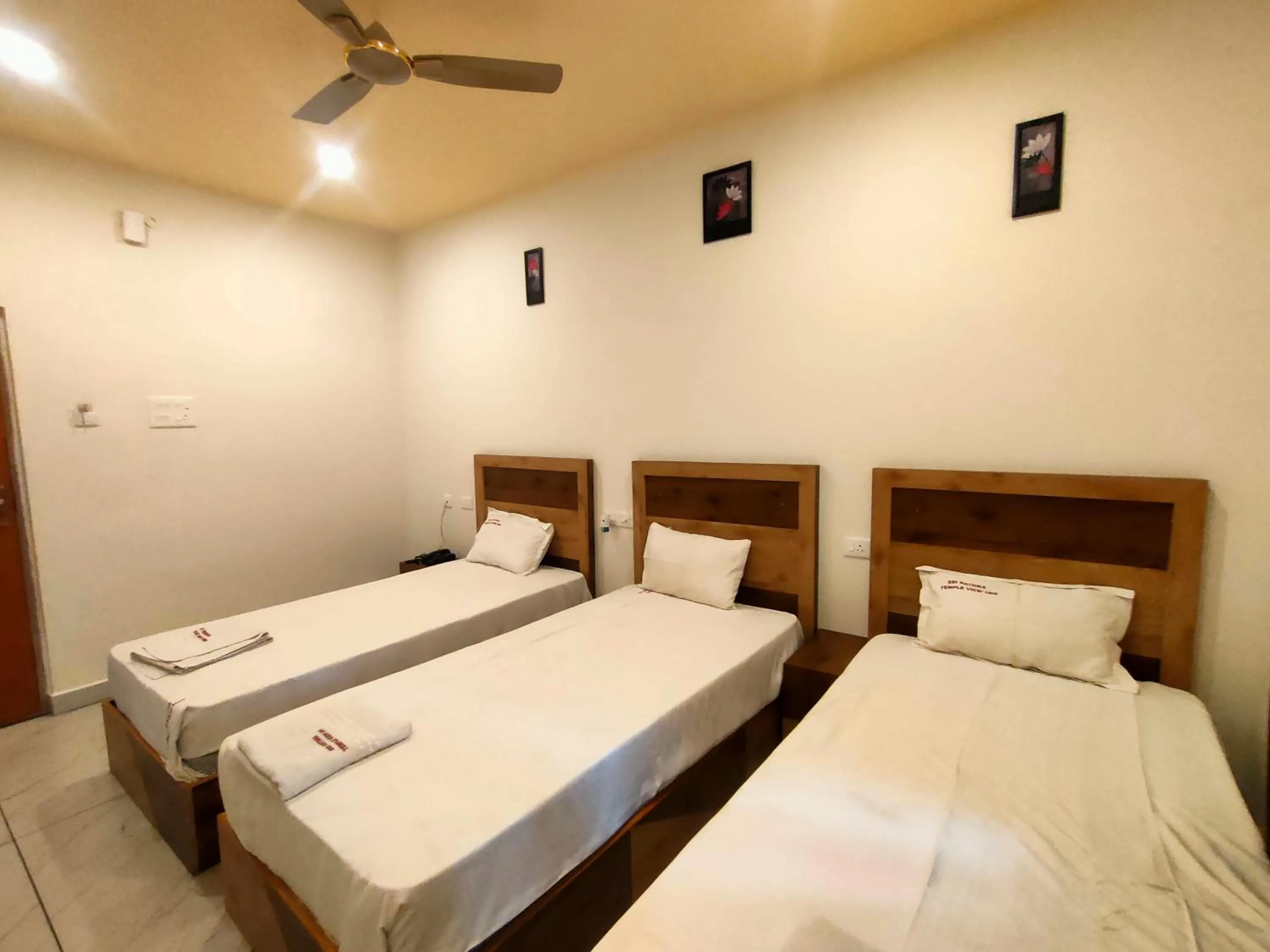 Bed in Srirathna Temple View Inn