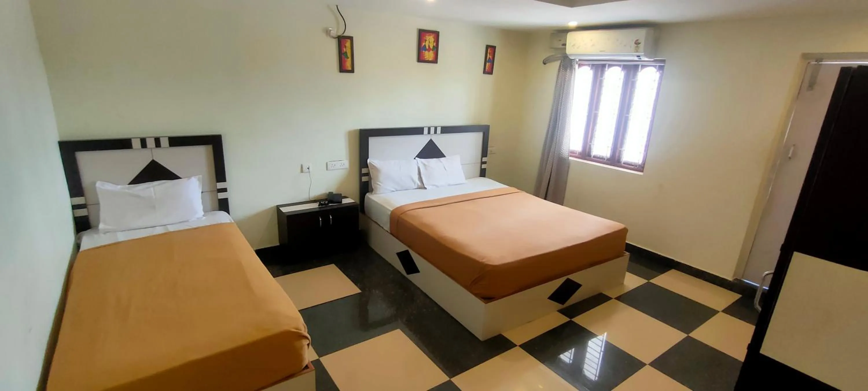 Bed in Srirathna Temple View Inn