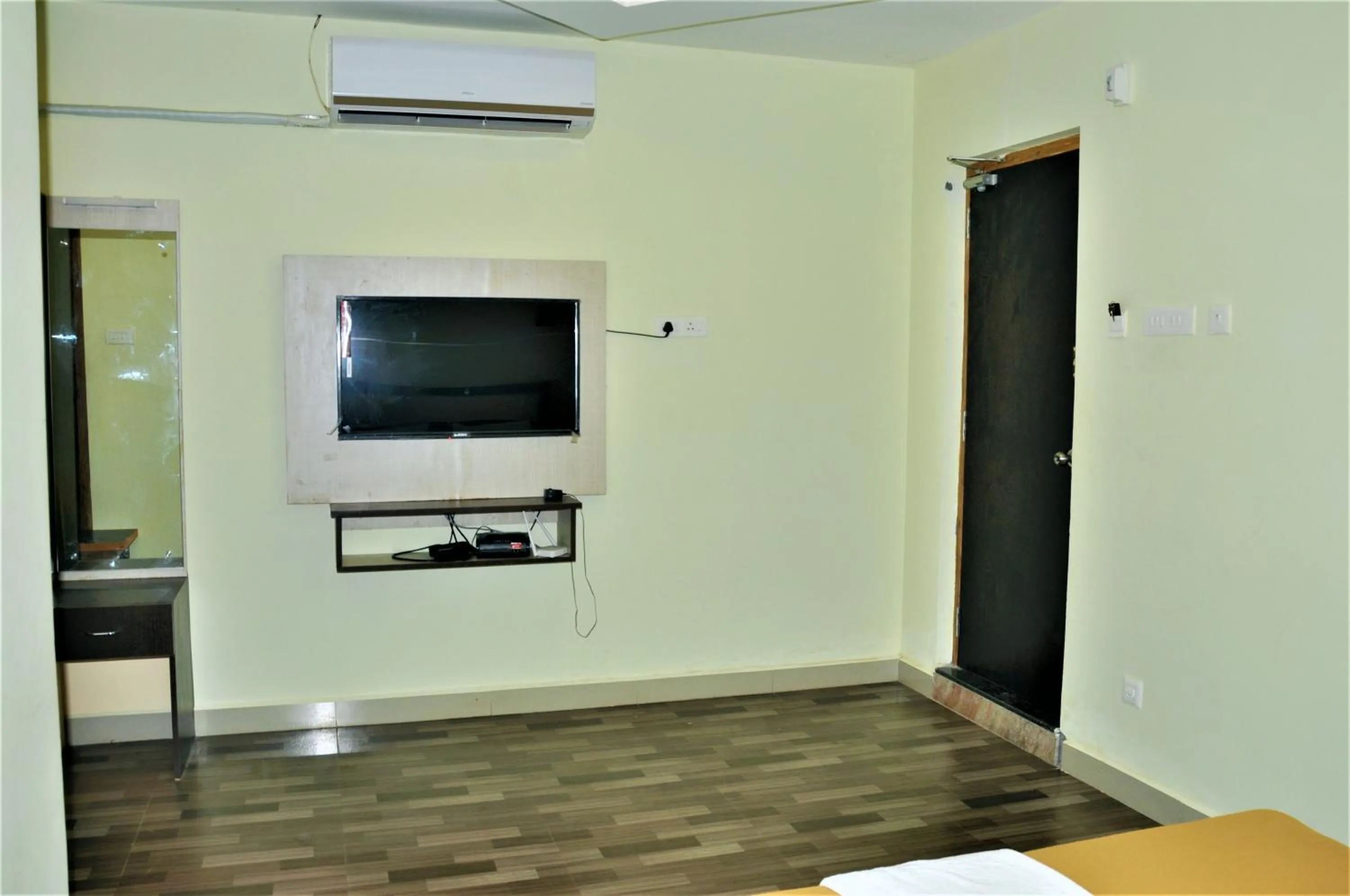 Srirathna Temple View Inn