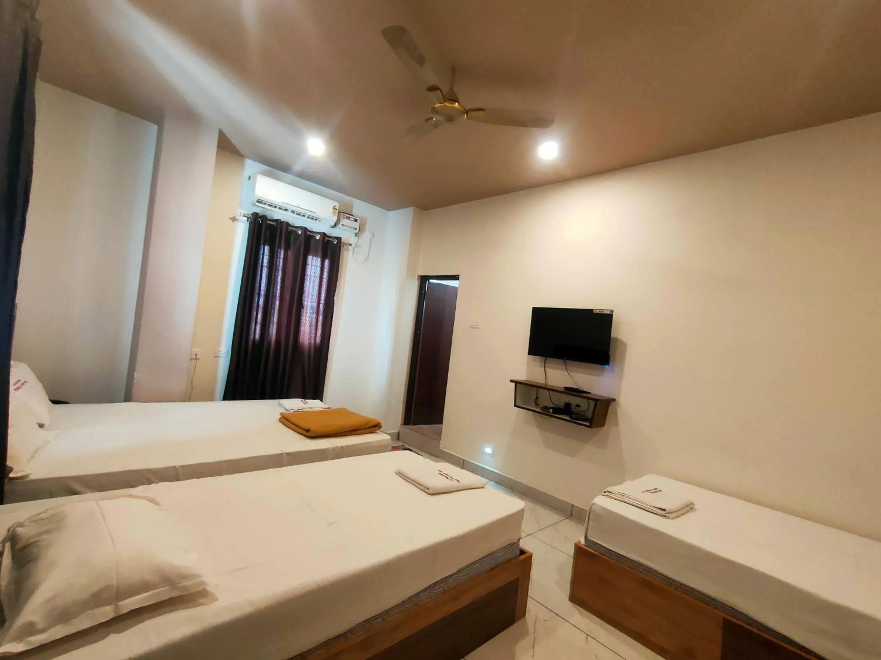 Bed in Srirathna Temple View Inn