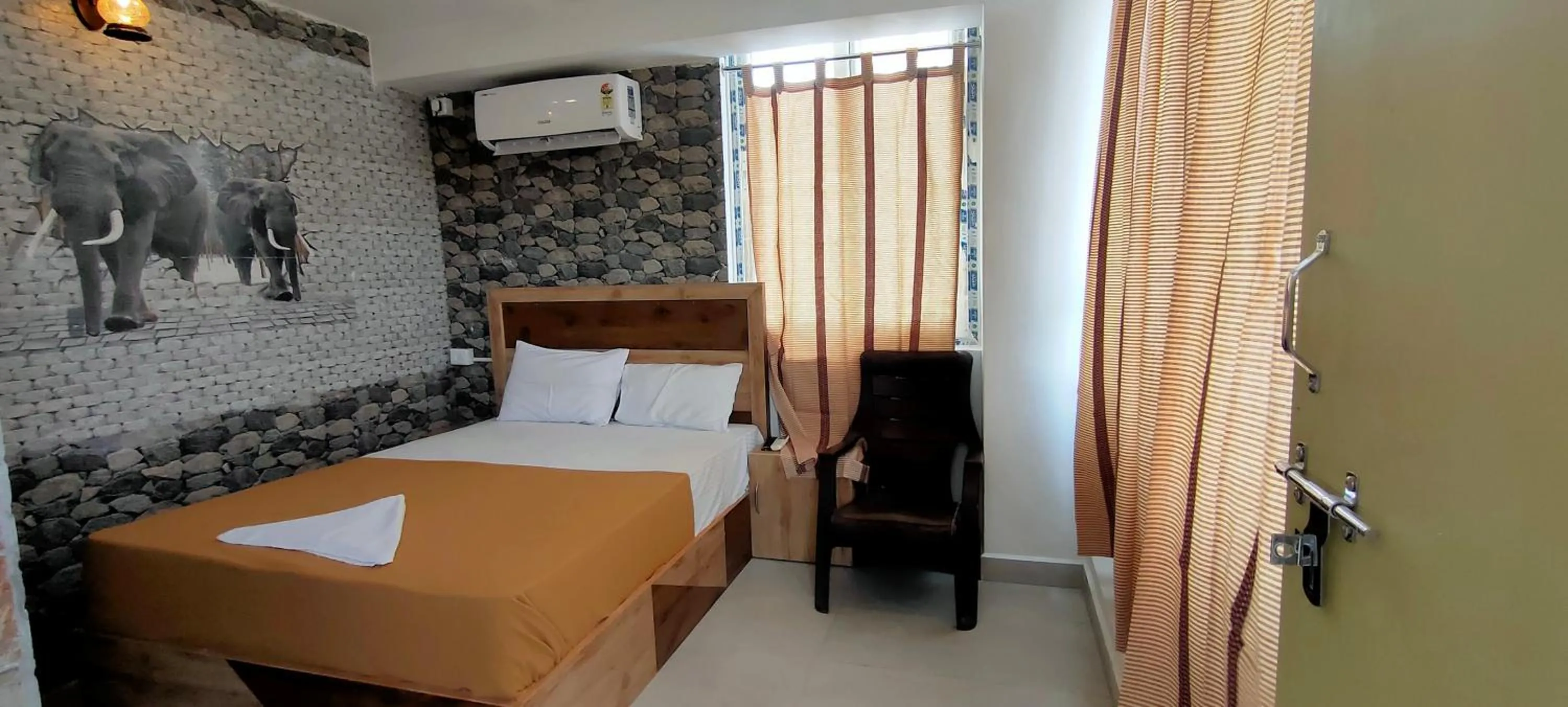 Bed in Srirathna Temple View Inn