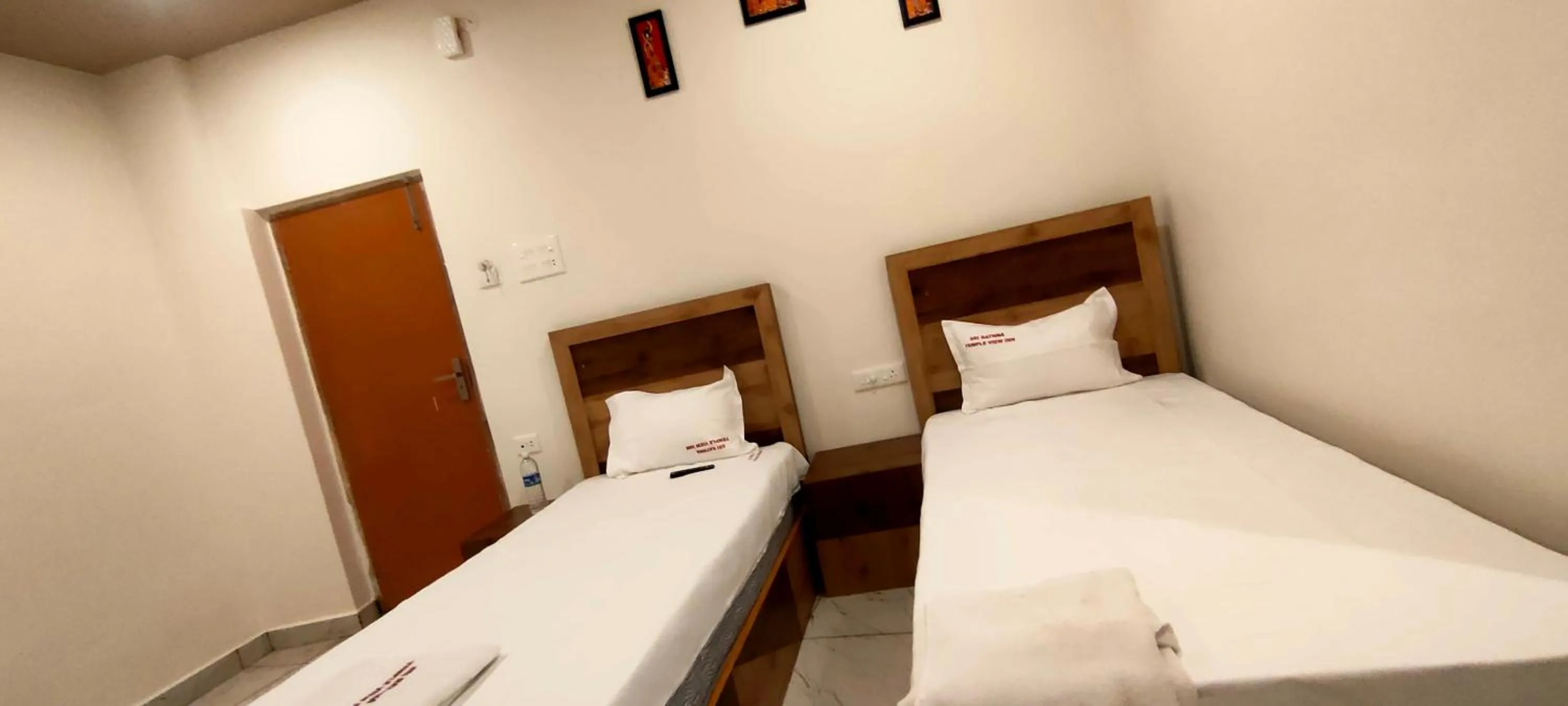 Bed in Srirathna Temple View Inn