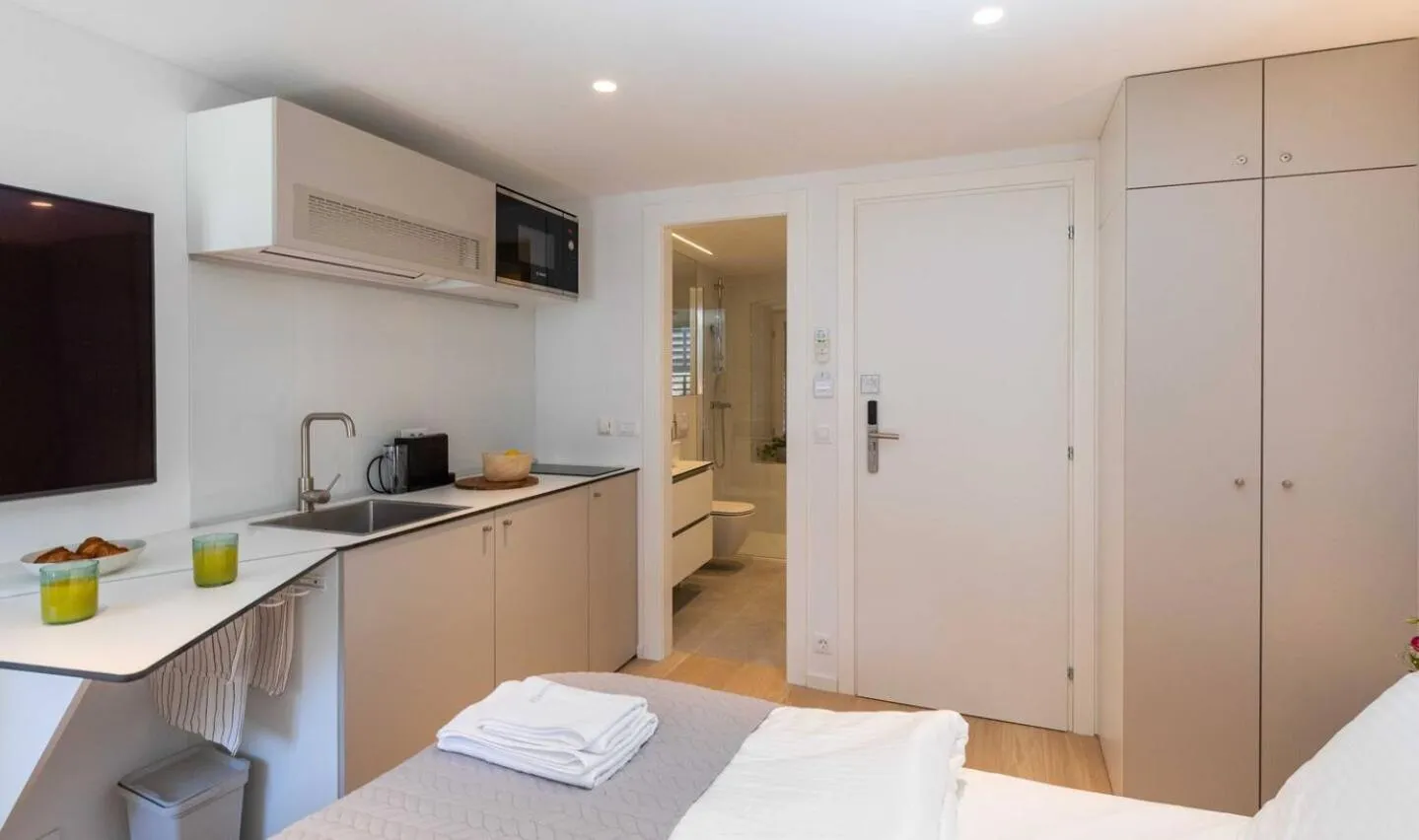 Kitchen or kitchenette, Bed in Old Town Apartments u nikse