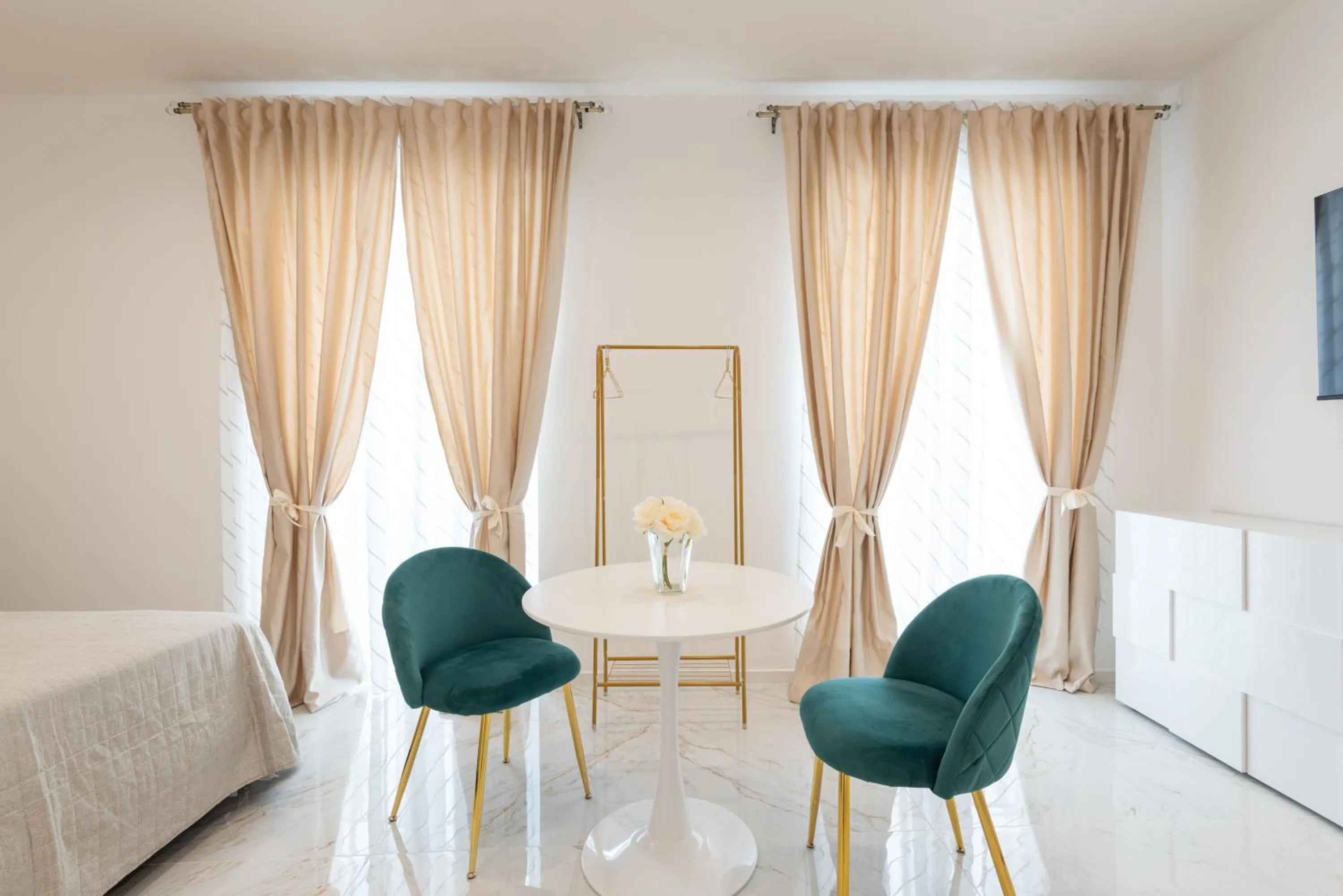 Seating area, Bed in Quattro Perle