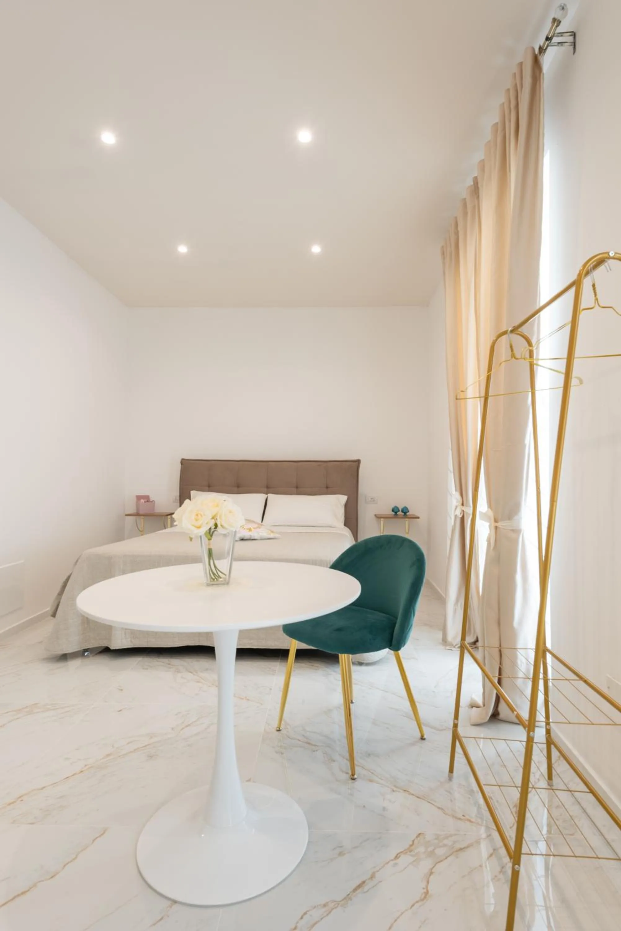 Bedroom, Bed in Quattro Perle