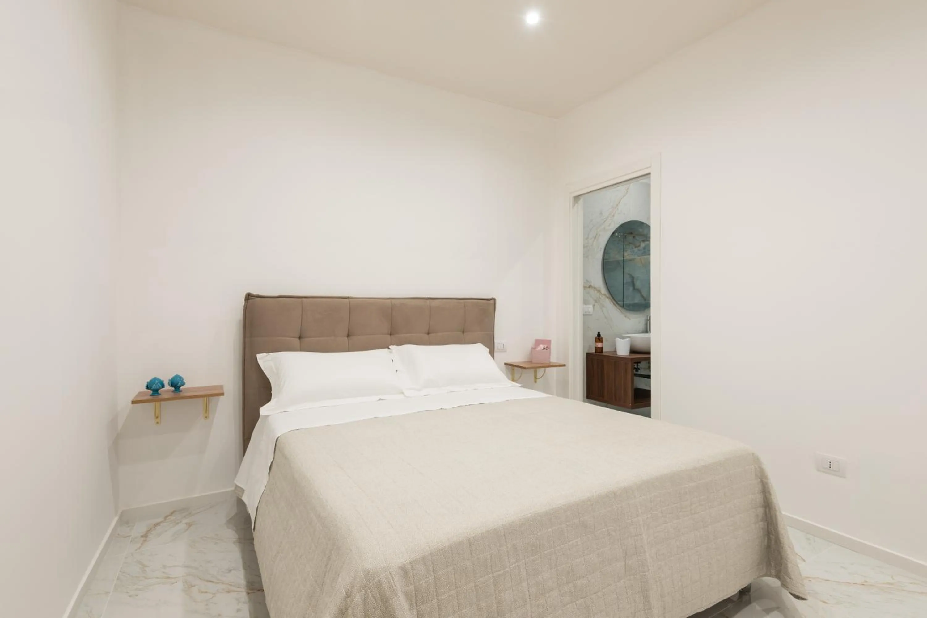 Bedroom, Bed in Quattro Perle