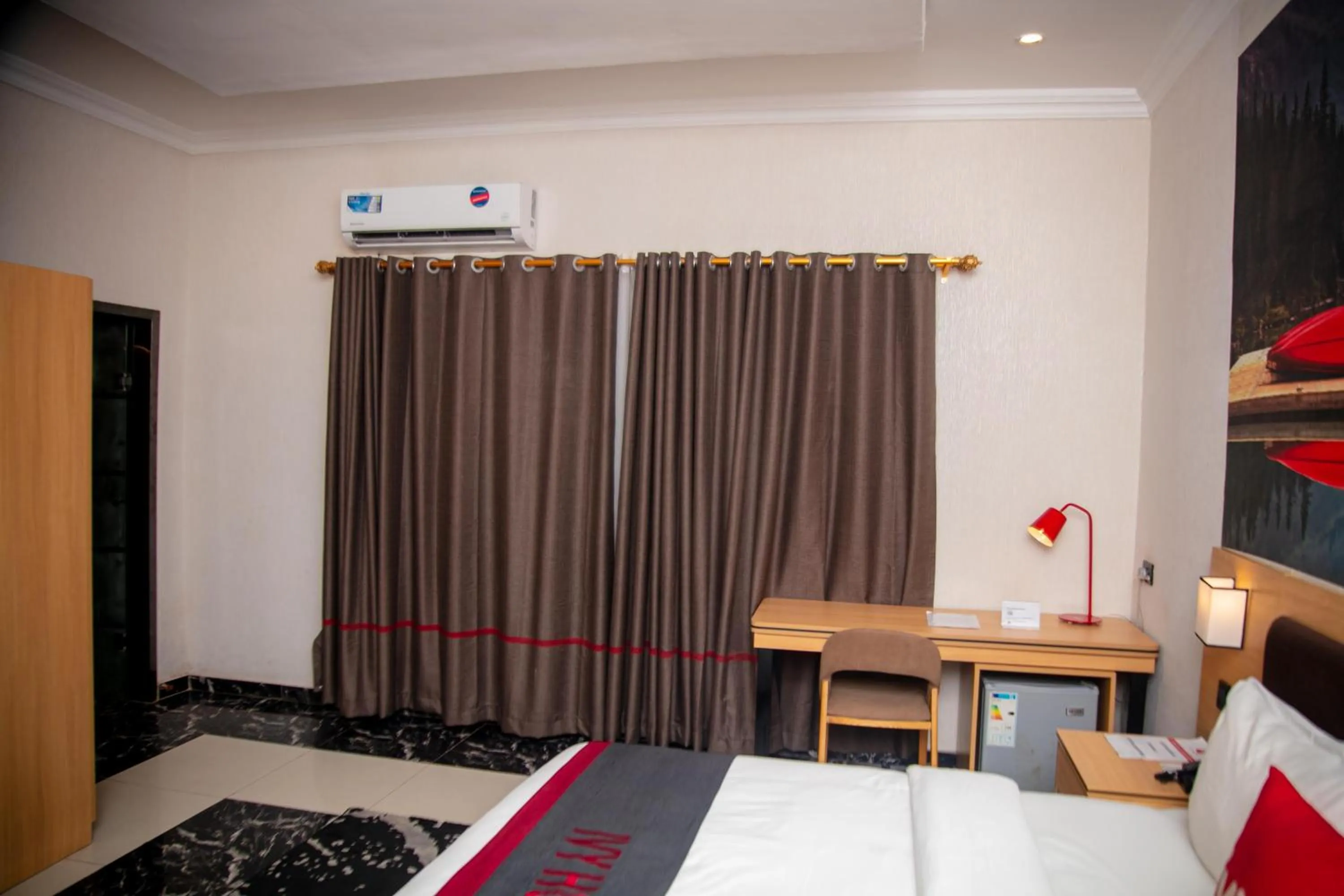 Bed in Ivy Hotel Emerald