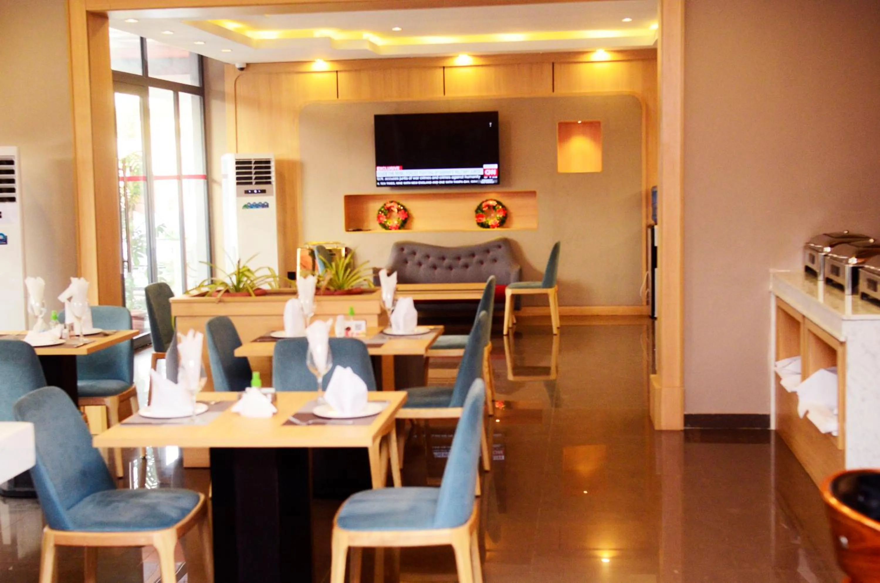 Restaurant/places to eat in Ivy Hotel Emerald