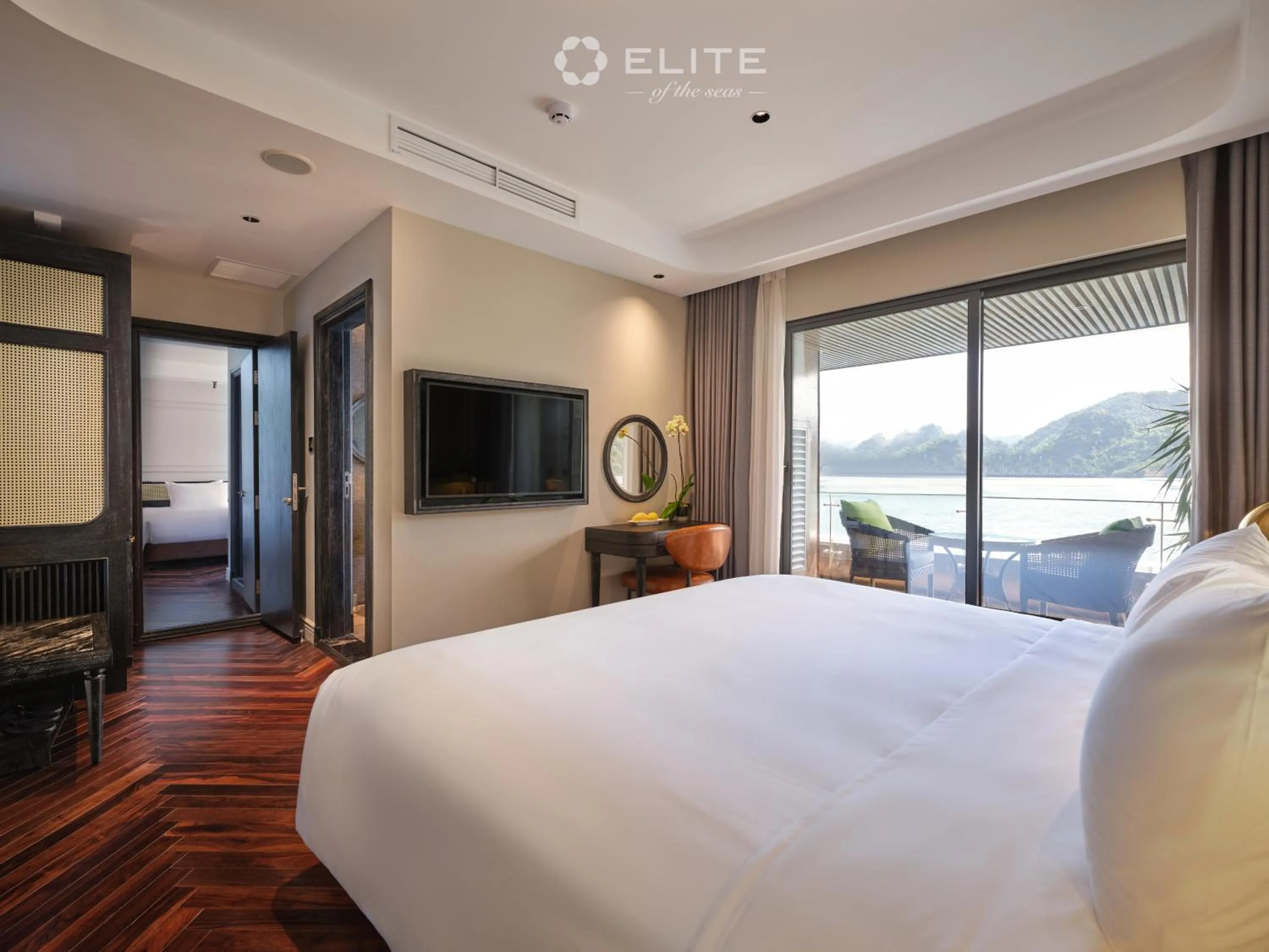 Photo of the whole room, Bed in Elite of the Seas