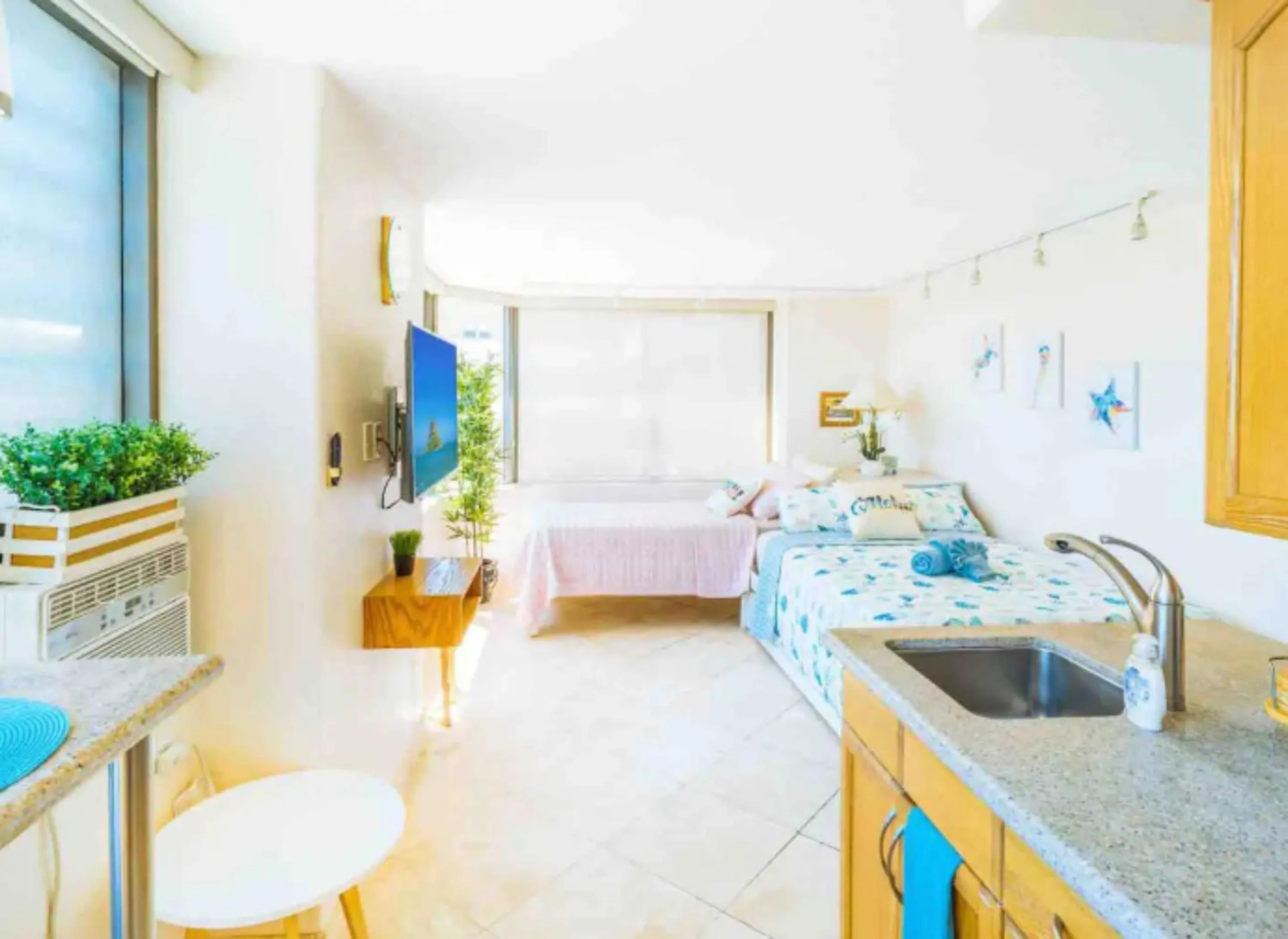 Kitchen or kitchenette, Bed in Vacation Apartments in Honolulu Hawaii
