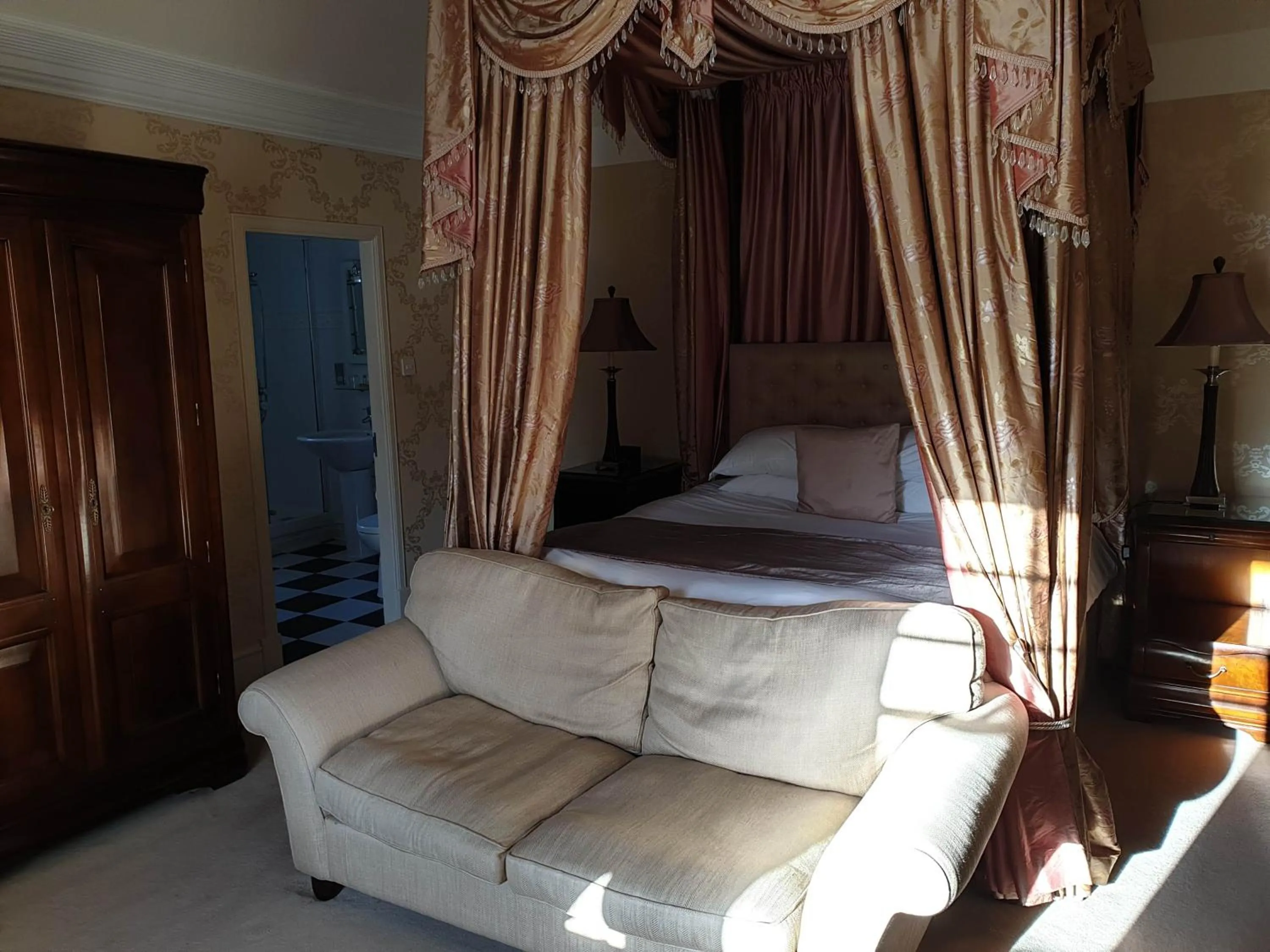 Bed in Mansion House Hotel