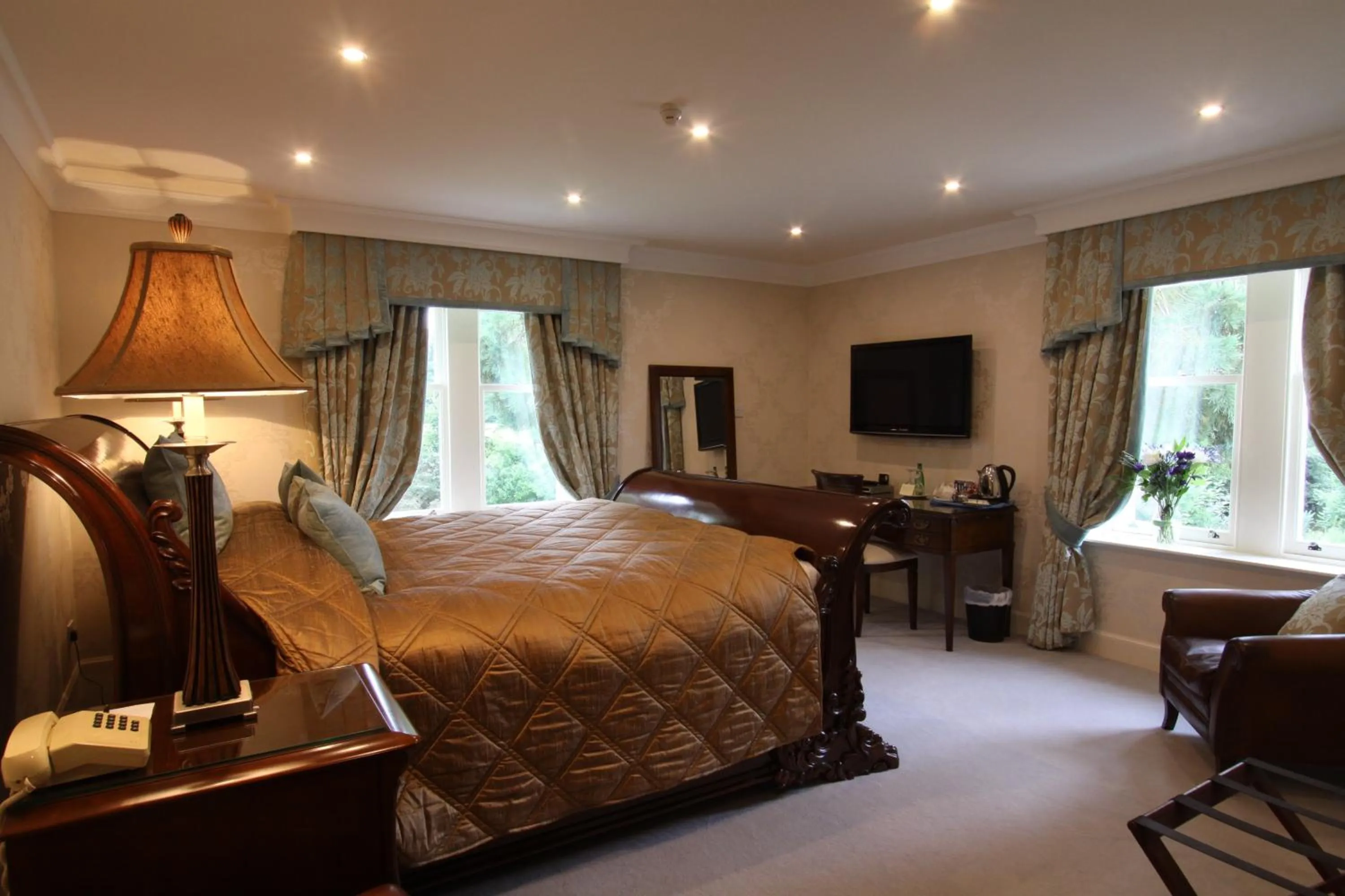 Bed in Mansion House Hotel