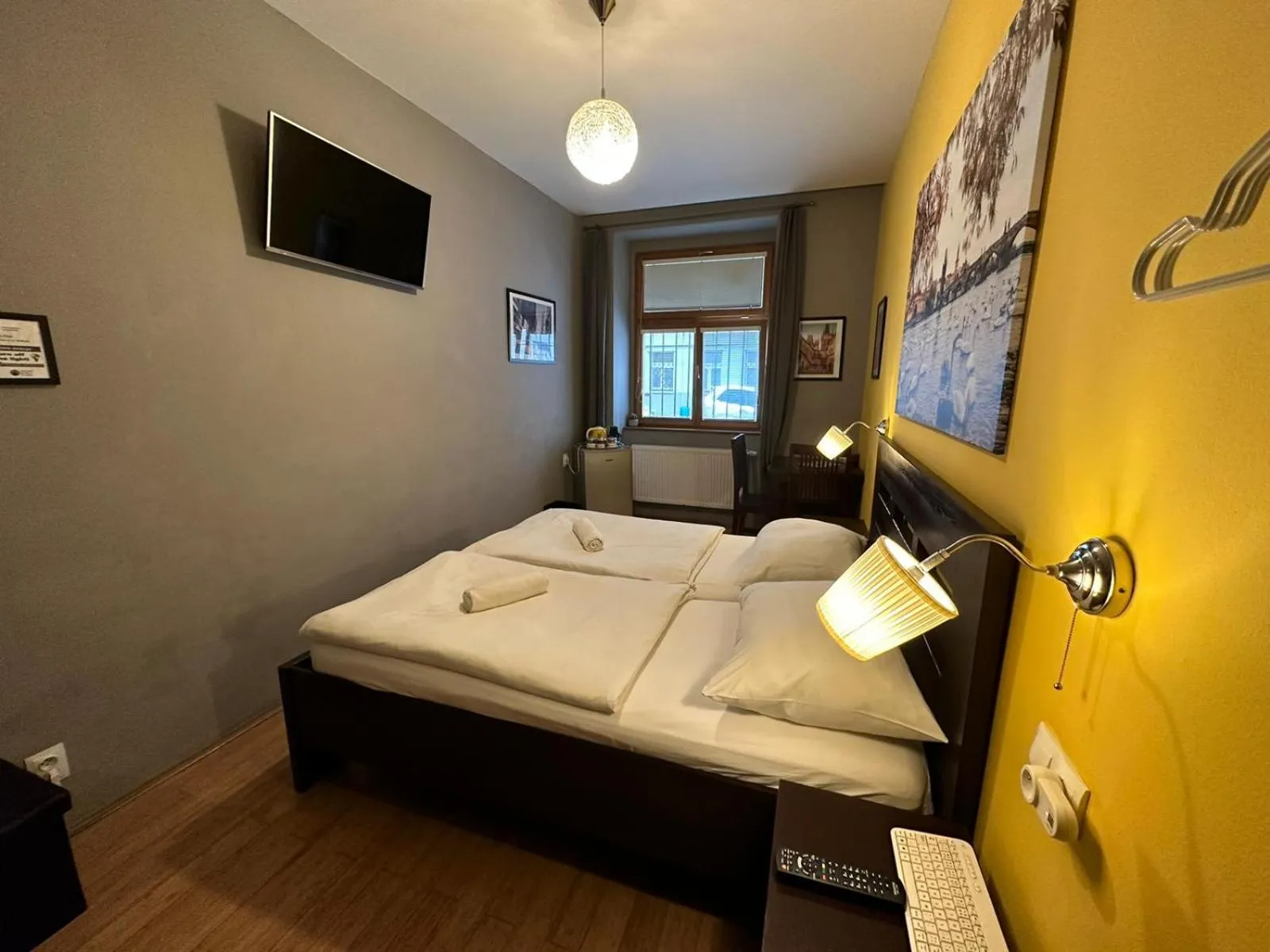 Bedroom, Bed in Central Studios