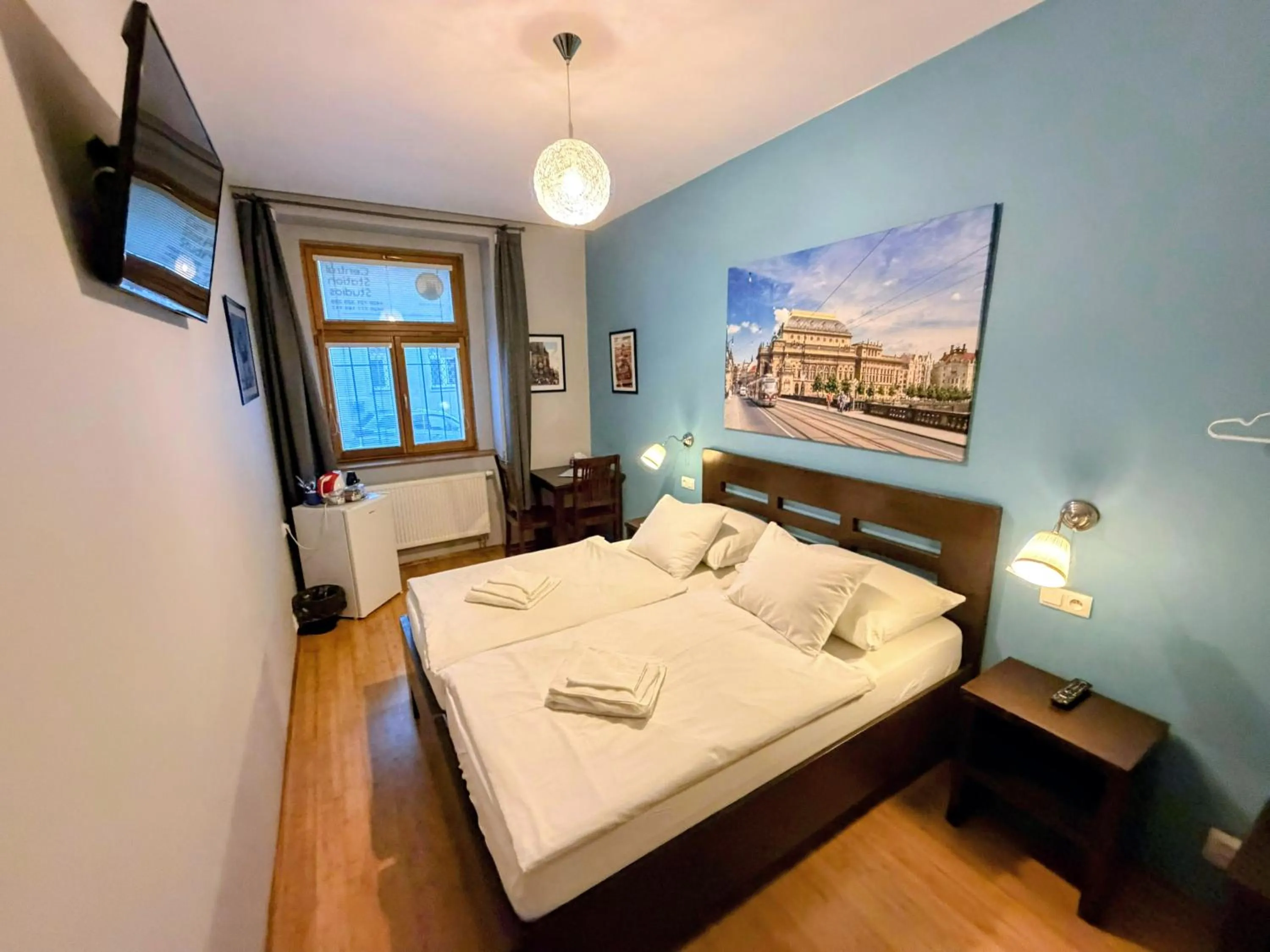 Bedroom, Bed in Central Studios