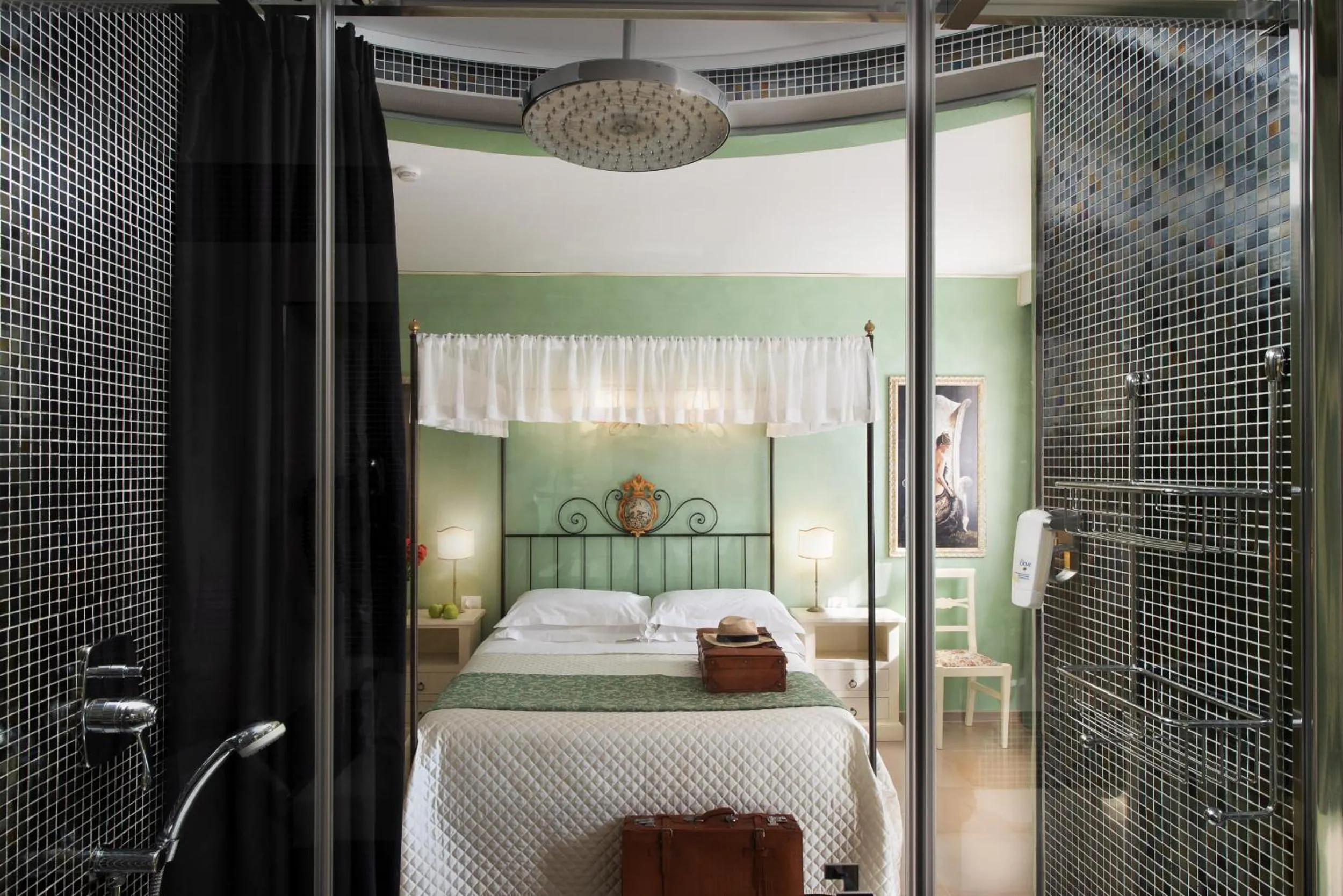 Shower, Bed in Hotel Corsignano