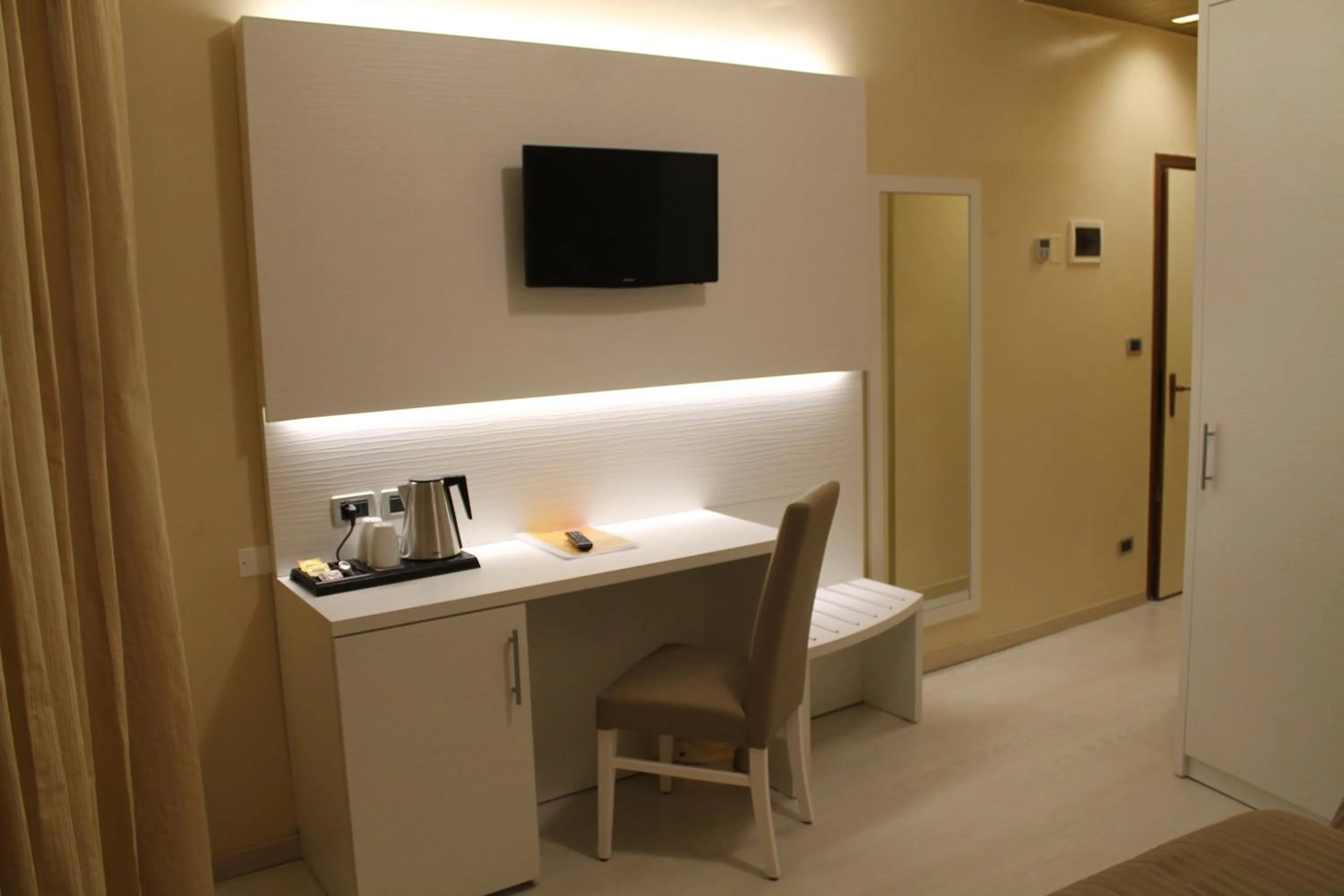 Photo of the whole room in Hotel University