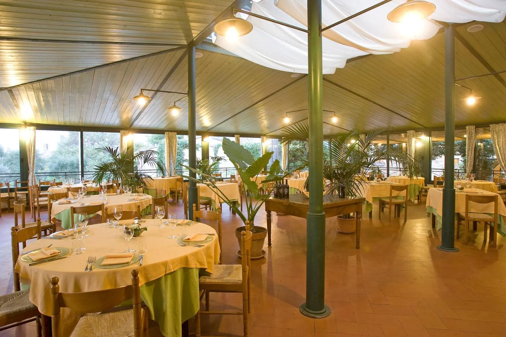 Restaurant/places to eat in Hotel Scilla